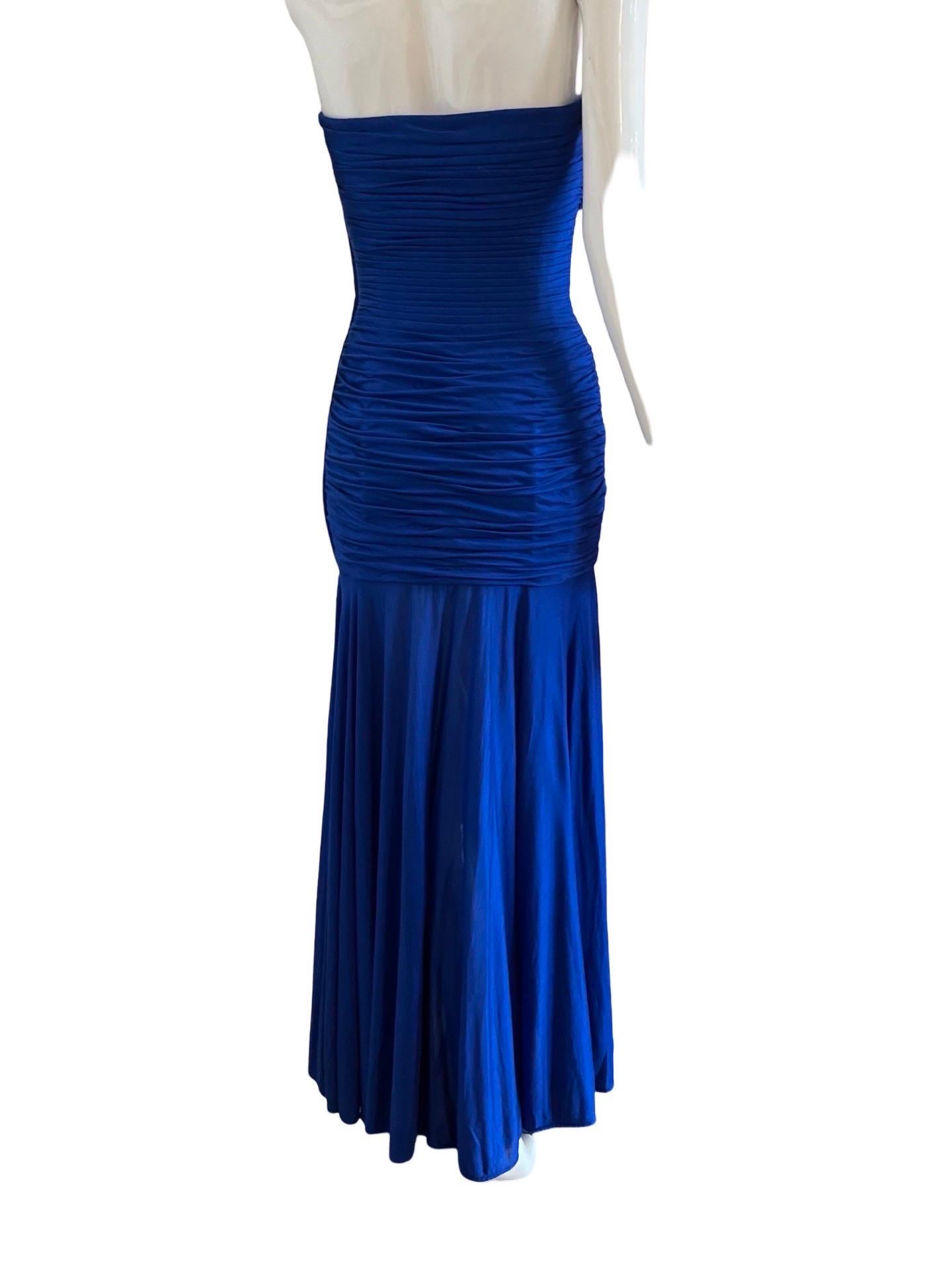 Impresionante y muy favorecedor vestido Ungaro de los años 80 en jersey azul real de seda y algodón. Tiene un corpiño fruncido de cintura caída hasta debajo de las caderas y luego una falda fluida. La parte superior está forrada de acetato.  Mejor
