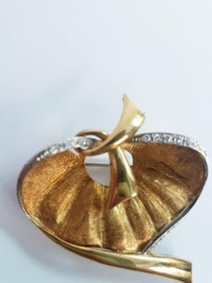 1980s Italian Craftsmanship 18 Karat Yellow Gold Diamond Leaf Shape Brooch