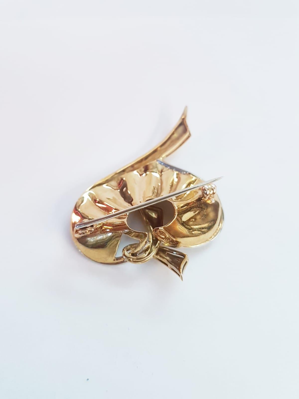Contemporary 1980s Italian Craftsmanship 18 Karat Yellow Gold Diamond Leaf Shape Brooch For Sale