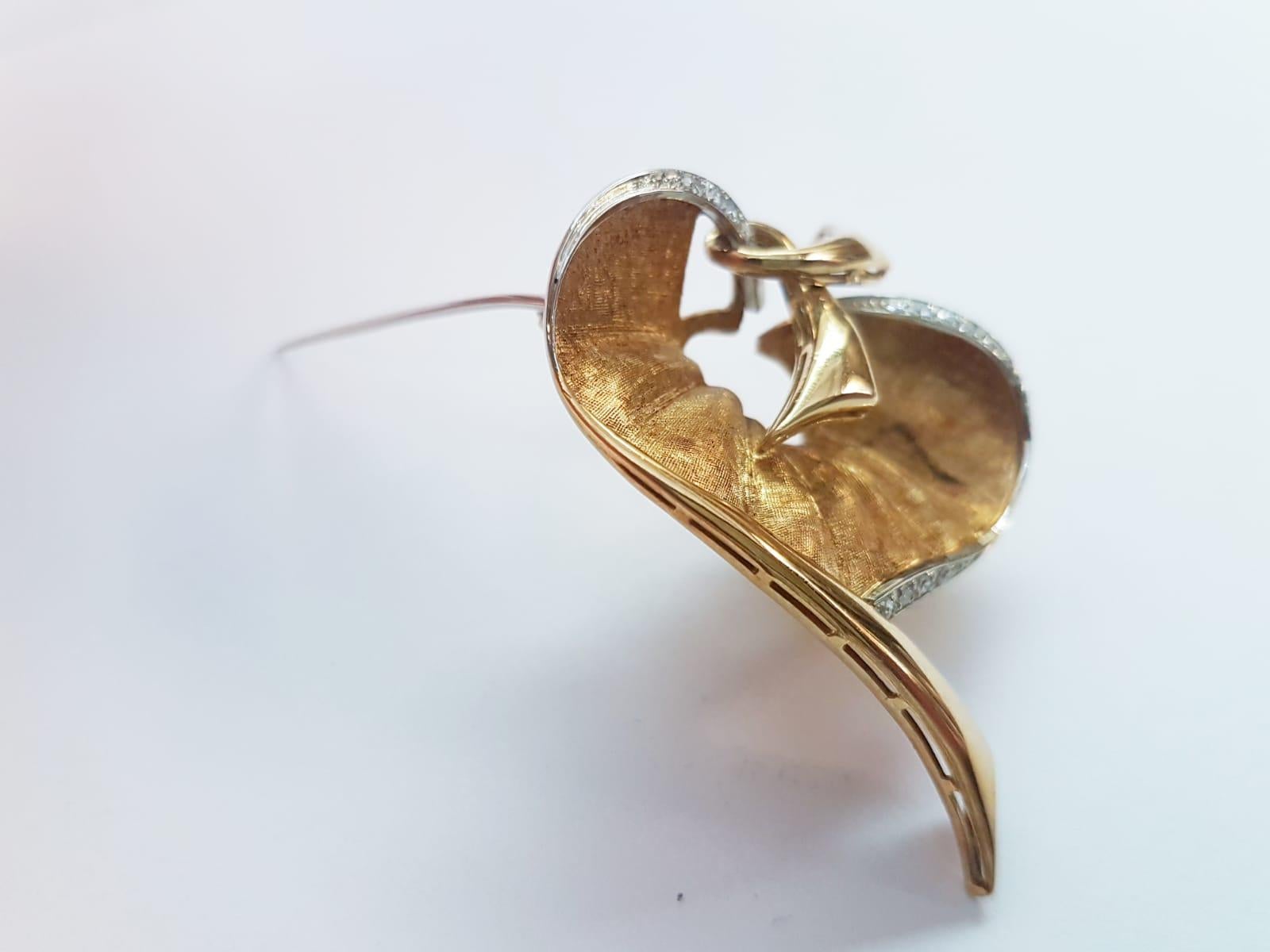 Women's 1980s Italian Craftsmanship 18 Karat Yellow Gold Diamond Leaf Shape Brooch For Sale