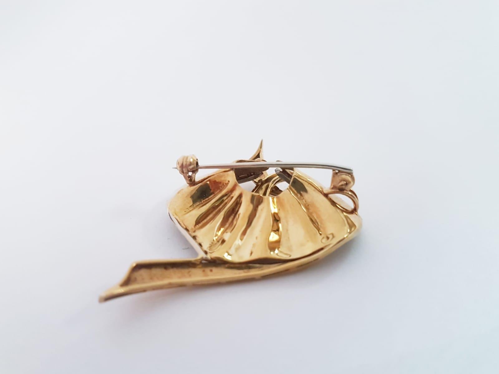 1980s Italian Craftsmanship 18 Karat Yellow Gold Diamond Leaf Shape Brooch For Sale 1