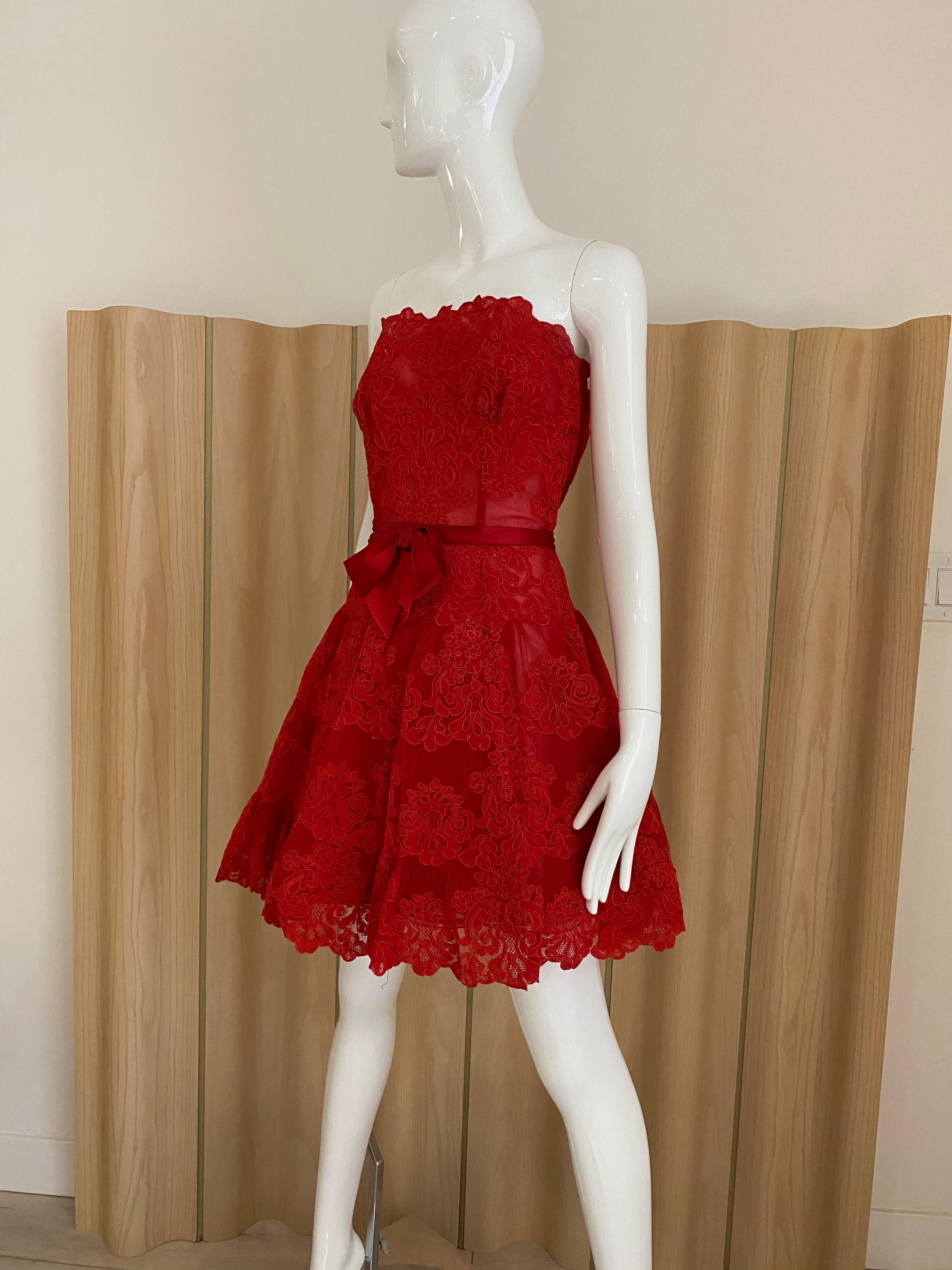 Vintage Vicky Tiel Couture Rotes trägerloses Vintage-Partykleid aus Spitze im Zustand „Hervorragend“ im Angebot in Beverly Hills, CA