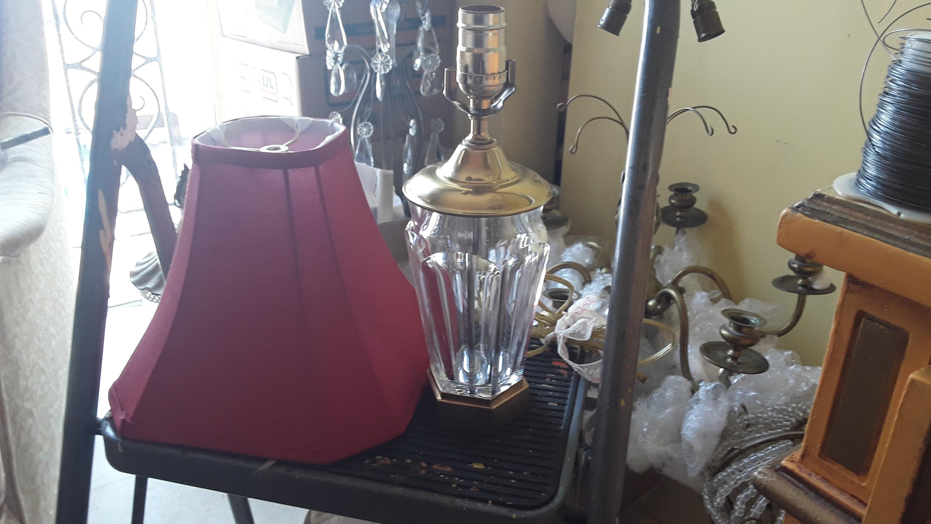 Lampe de bureau vintage des années 80 en cristal biseauté et bronze doré signée par Baccarat, abat-jour rouge Bon état - En vente à Opa Locka, FL