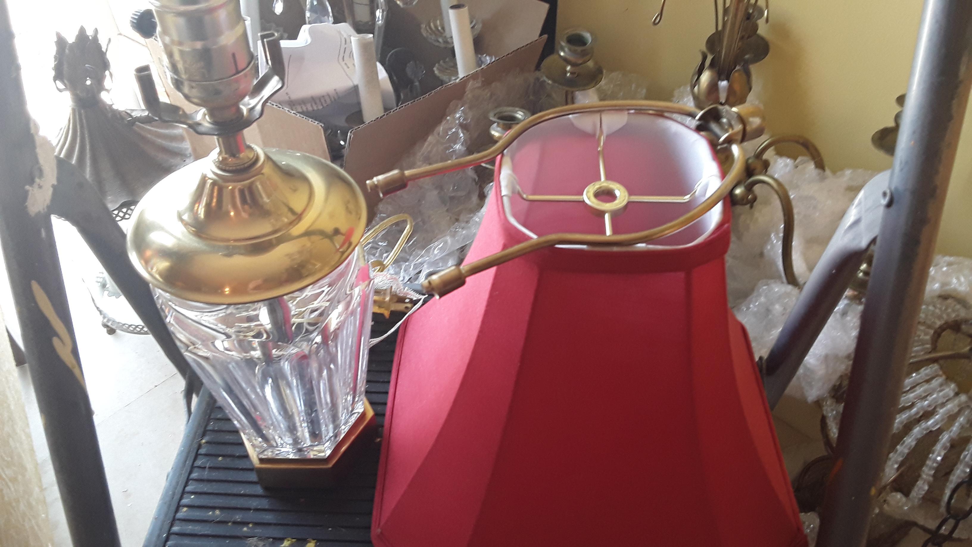 Fin du 20e siècle Lampe de bureau vintage des années 80 en cristal biseauté et bronze doré signée par Baccarat, abat-jour rouge en vente