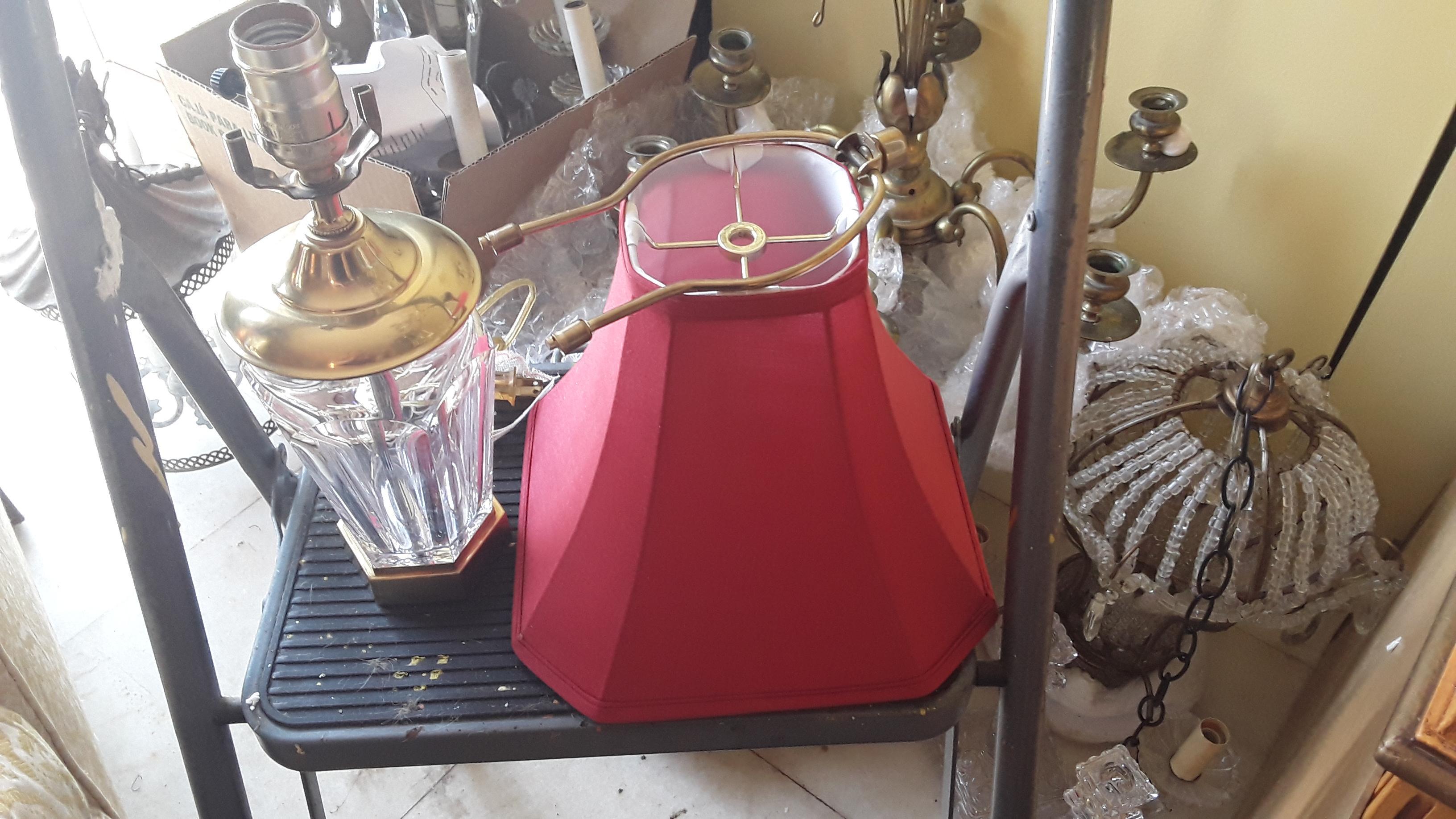 Cristal Lampe de bureau vintage des années 80 en cristal biseauté et bronze doré signée par Baccarat, abat-jour rouge en vente