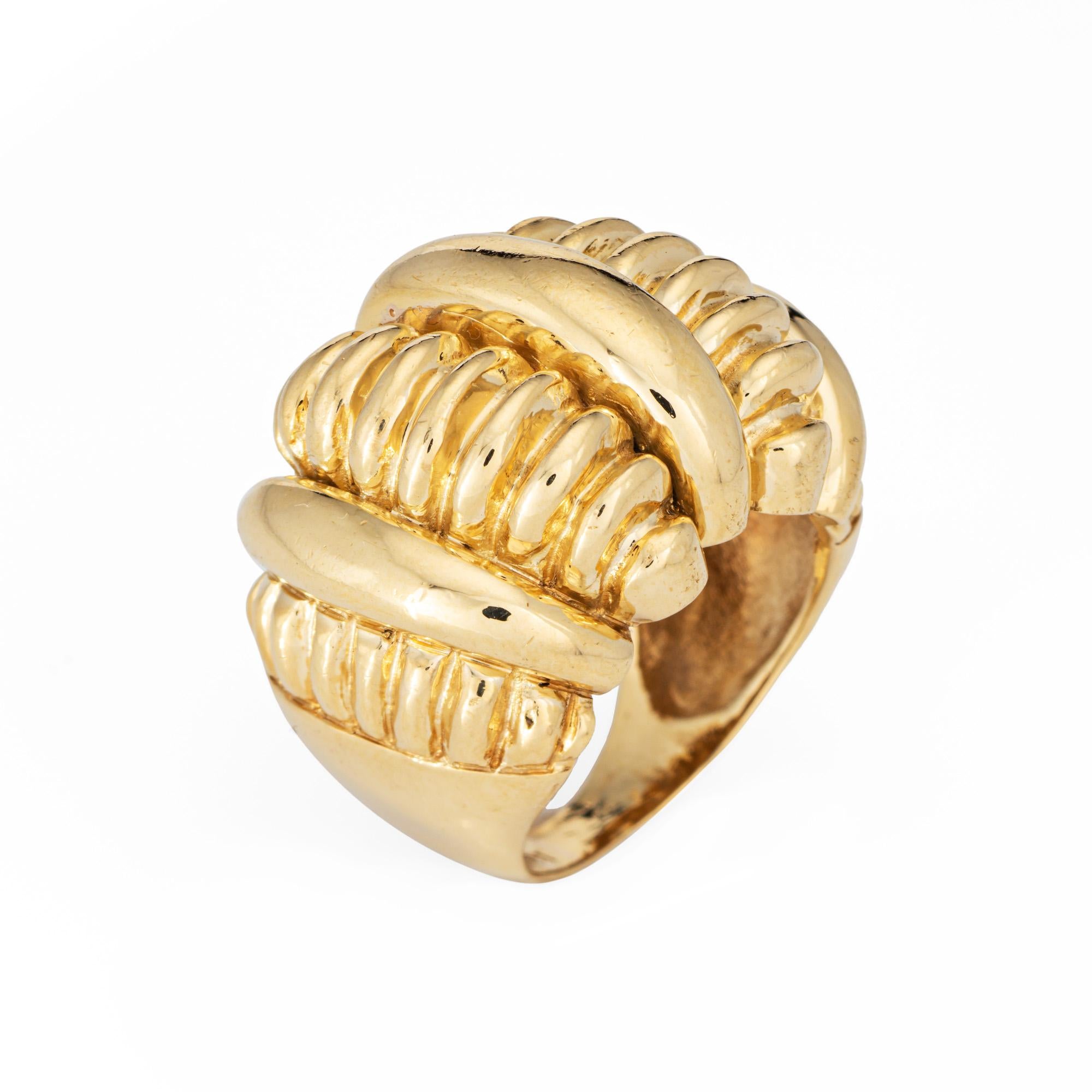 Elegante anello vintage a cupola scolpita (circa anni '80) realizzato in oro giallo 18 carati. 

L'anello audace mette in risalto un design a cupola scolpito a coste. L'anello largo (21 mm) fa una bella figura sulla mano! Con un peso di 20,7 grammi,