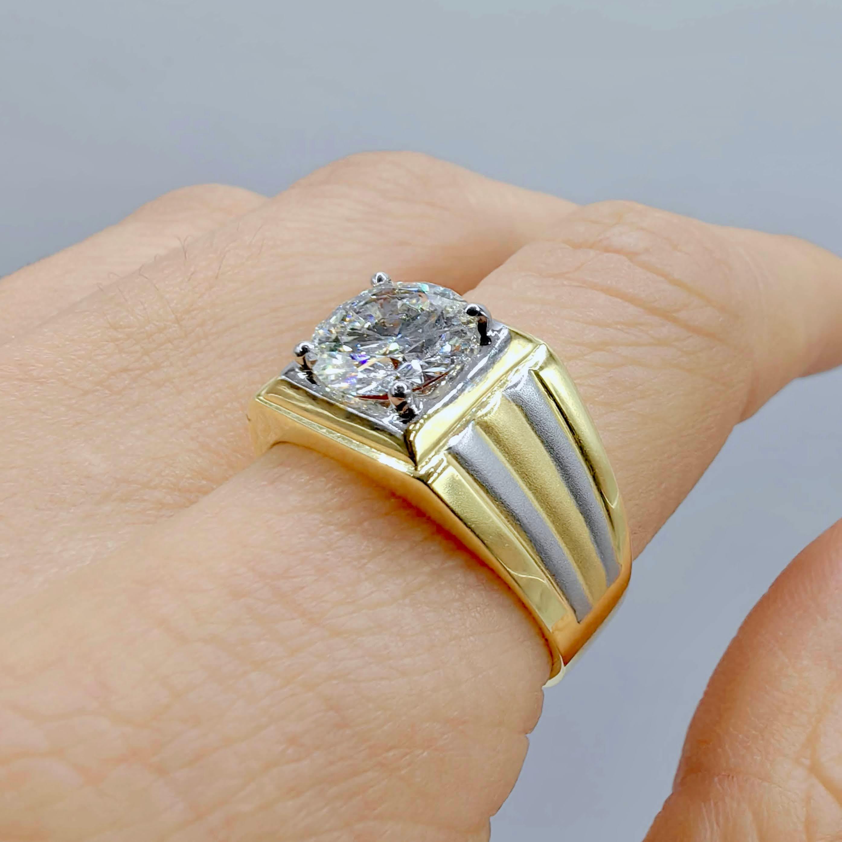 80's Vintage GIA 1.69ct G VVS2 Round Cut Diamond Men's Ring in 18k Two-Tone Gold For Sale 1