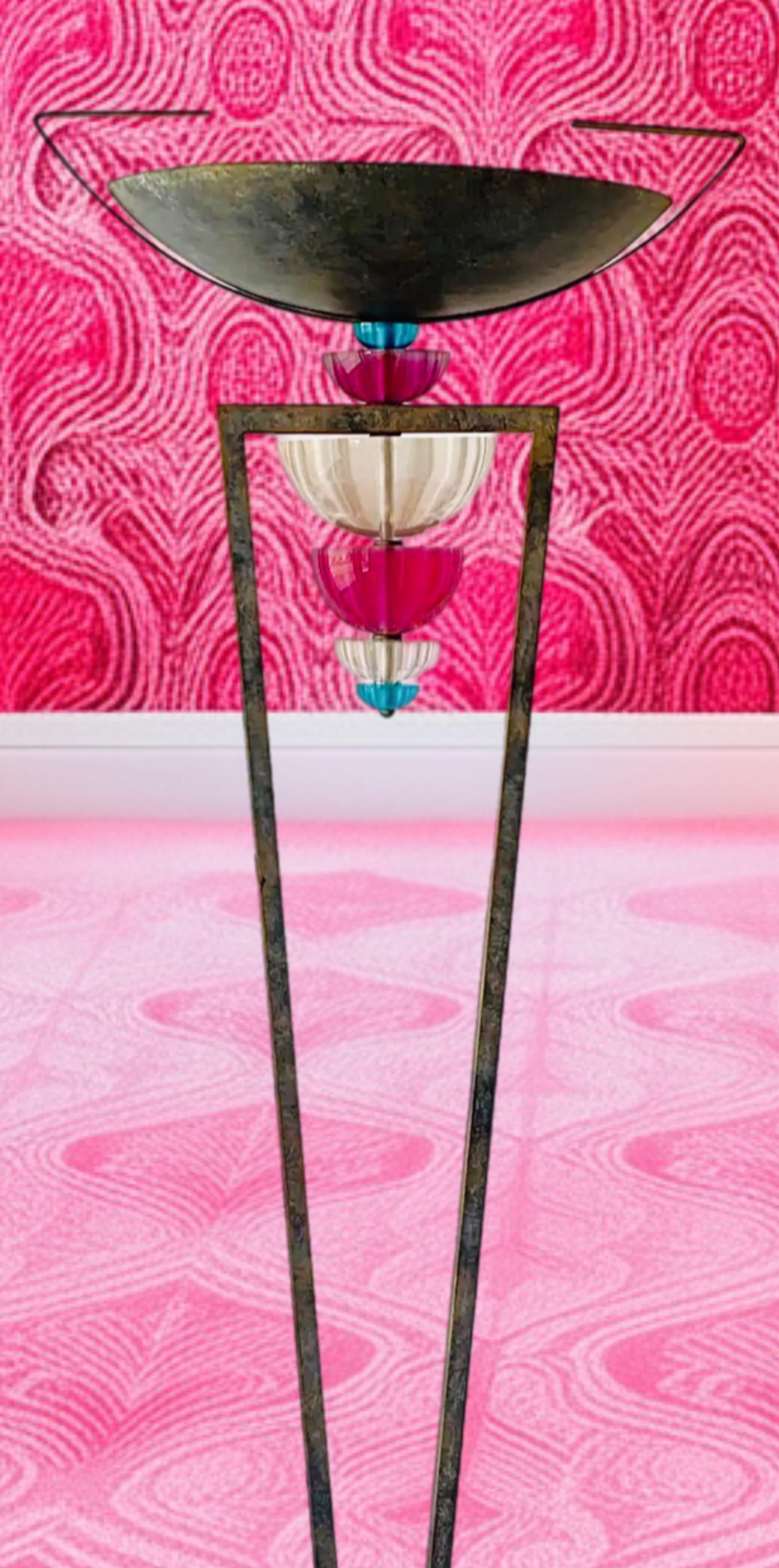 80s Vintage Hivo Van Teal Post Modern Art Deco Torchiere  Lámpara de pie Lucite finales del siglo XX en venta