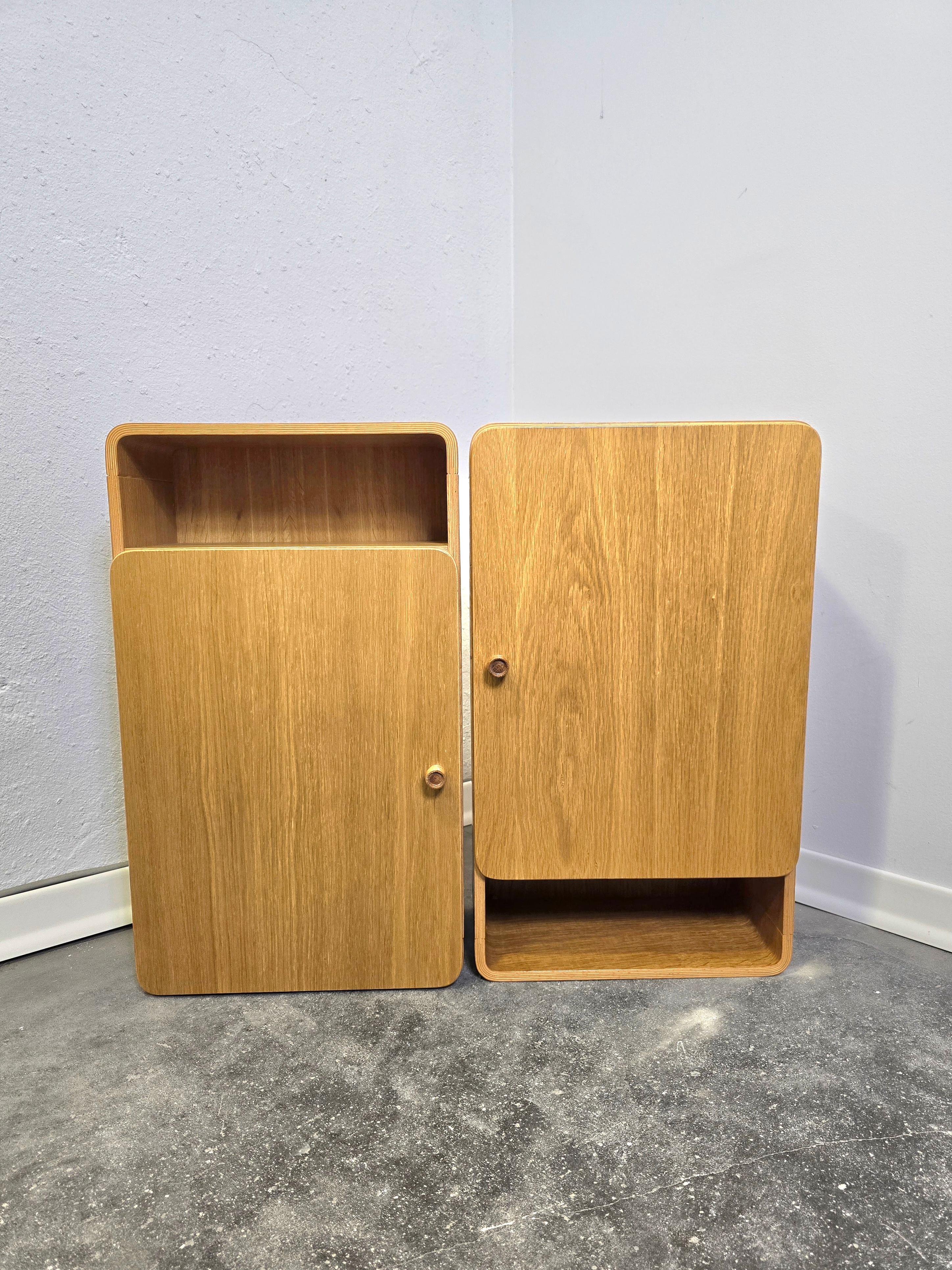 80er Jahre Wandschrank aus Sperrholz.

Er kann in beide Richtungen gedreht werden. Der Schrank hat einen Stahlbügel, der an der Wand befestigt und dann aufgehängt wird. Die Regale können entfernt oder hinzugefügt werden.

Wirklich stabil und gut