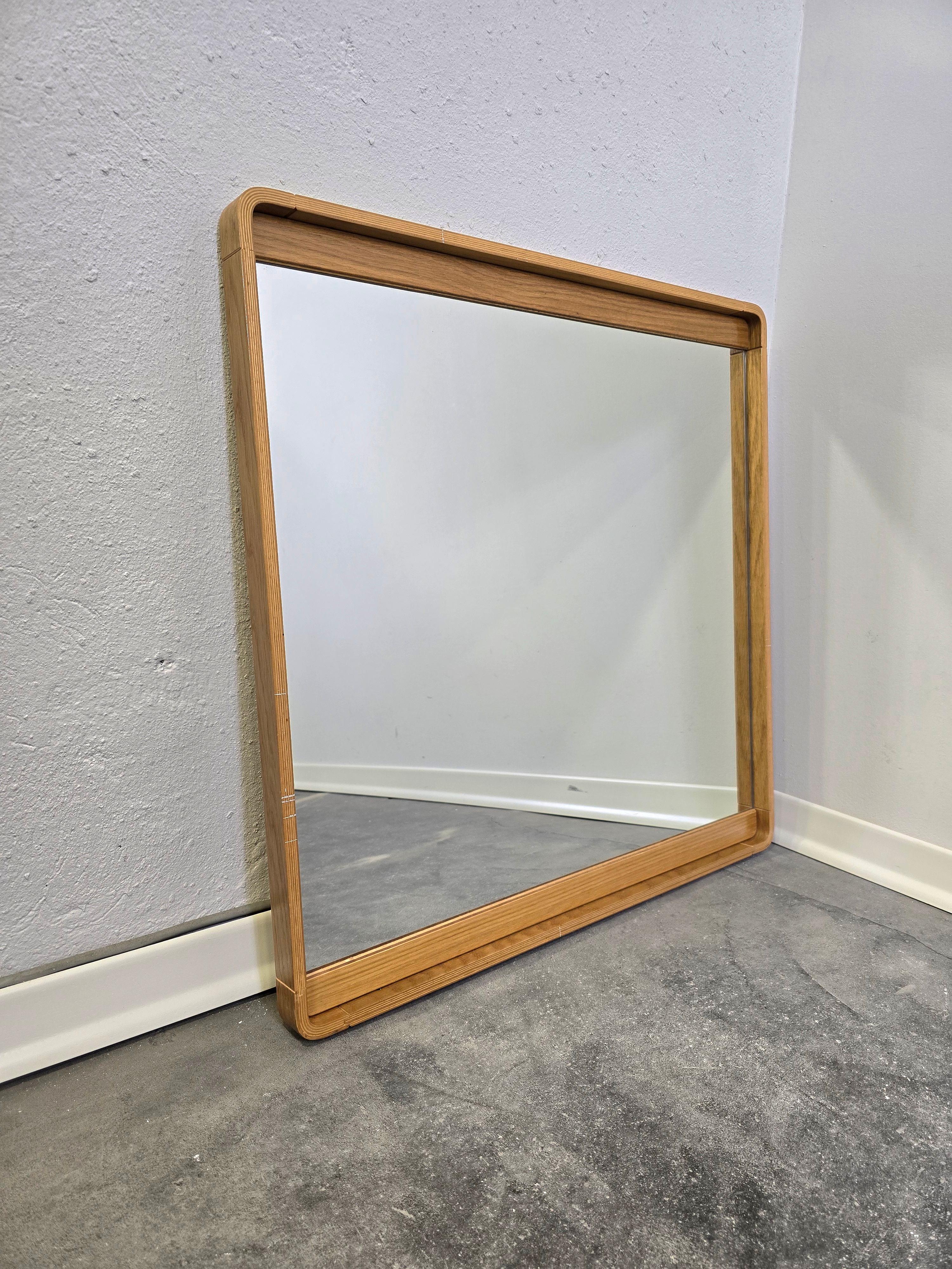 Magnifique miroir mural avec cadre en bois des années 80.

Ce magnifique miroir carré des années 1980 ajoute une touche d'élégance vintage à tout espace. Il présente un cadre en bois clair avec une douce patine naturelle qui met en valeur la chaleur