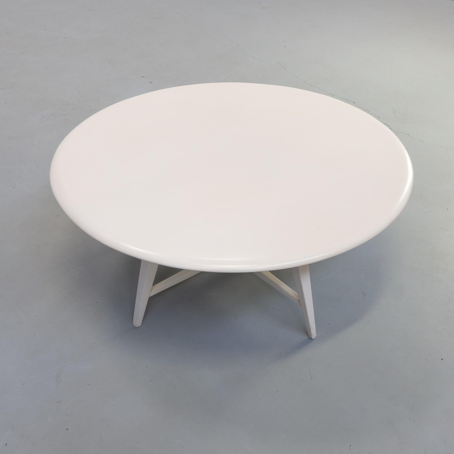 Mid-Century Modern 1980s White Round Wooden Coffee Table by Bas Van Pelt For Sale