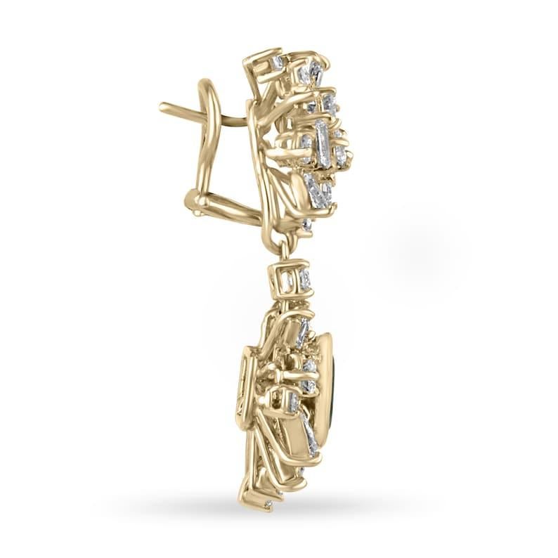 Einstellung Stil: Omega-Pfosten
Gewicht: 19.0 Gramm
Metallreinheit: 18K Gelbgold

Hauptstein: Smaragd
Form: Birnenschliff
Ungefähres Gewicht: 3,24tcw
Steine insgesamt: Zwei
Klarheit: Transparent
Farbe: Vivid Green
Lüster: Sehr gut
Behandlung: