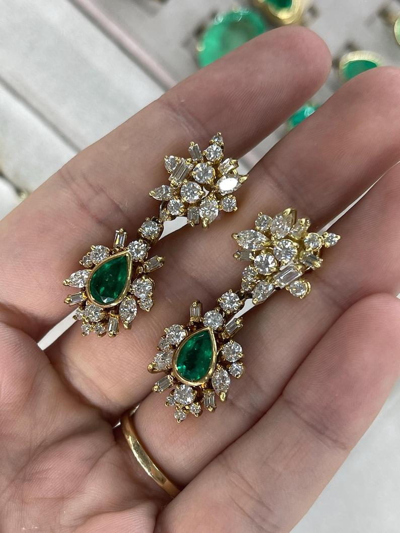 8,0tcw AAA+ kolumbianische Smaragd- und Diamant-Cluster-Ohrhänger mit kolumbianischem Smaragd  18K Anweisung im Zustand „Neu“ im Angebot in Jupiter, FL