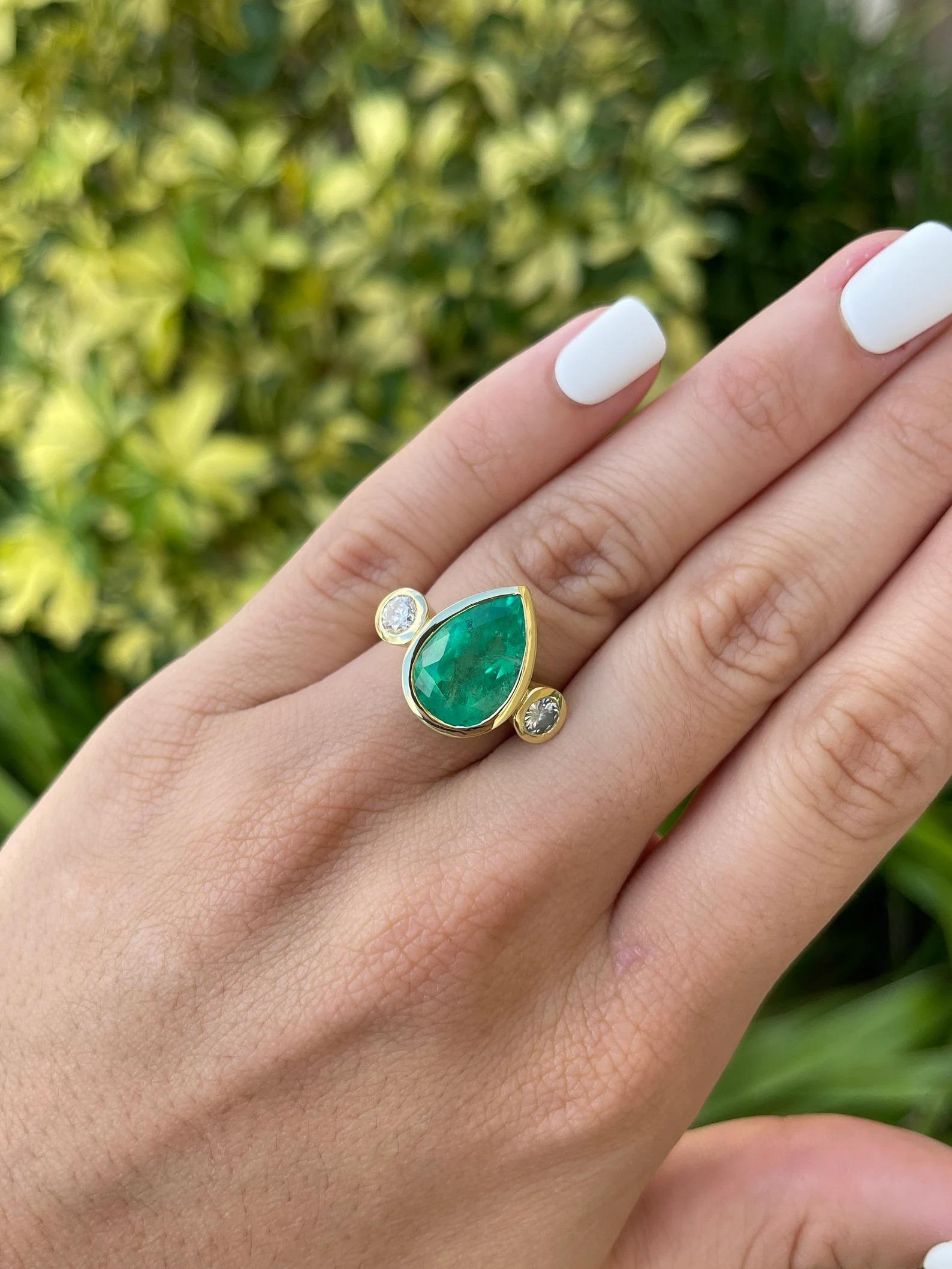 Moderne 8.0tcw Large Tear Drop Colombian Emerald & Diamond Three Stone Bezel Ring 18K en vente