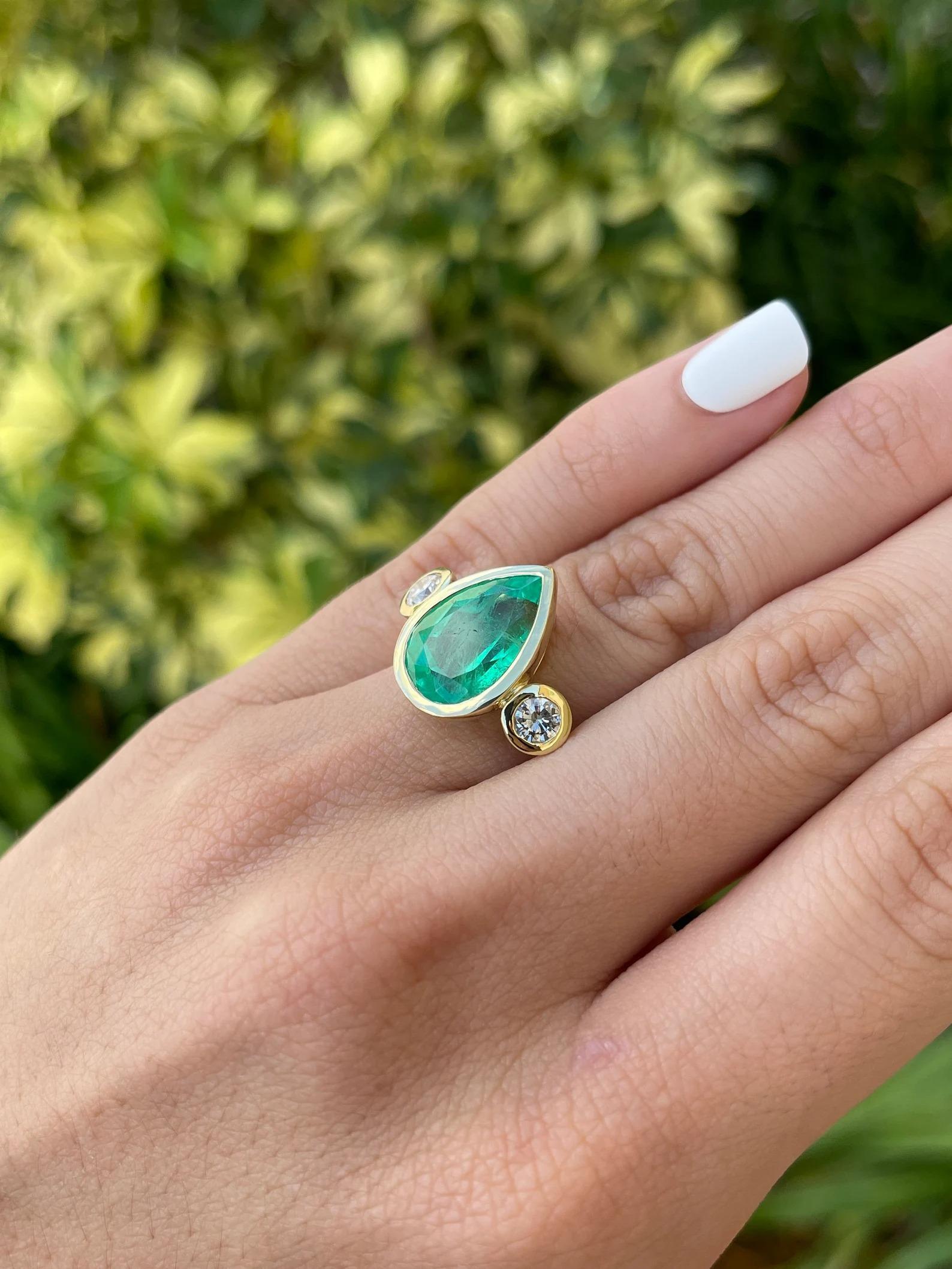 Taille poire 8.0tcw Large Tear Drop Colombian Emerald & Diamond Three Stone Bezel Ring 18K en vente