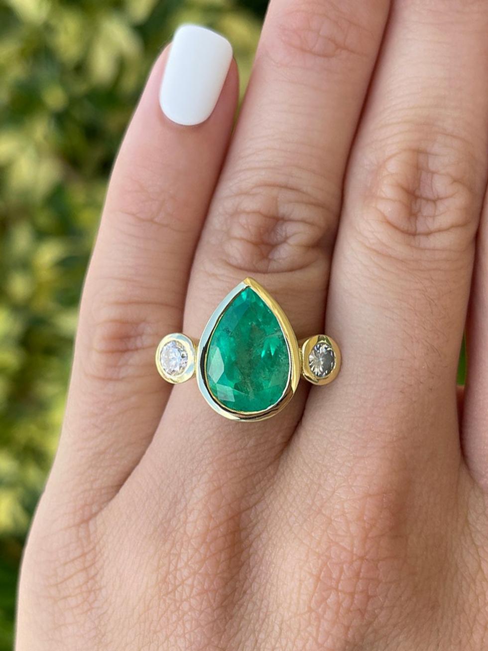 8.0tcw Large Tear Drop Colombian Emerald & Diamond Three Stone Bezel Ring 18K en vente 1