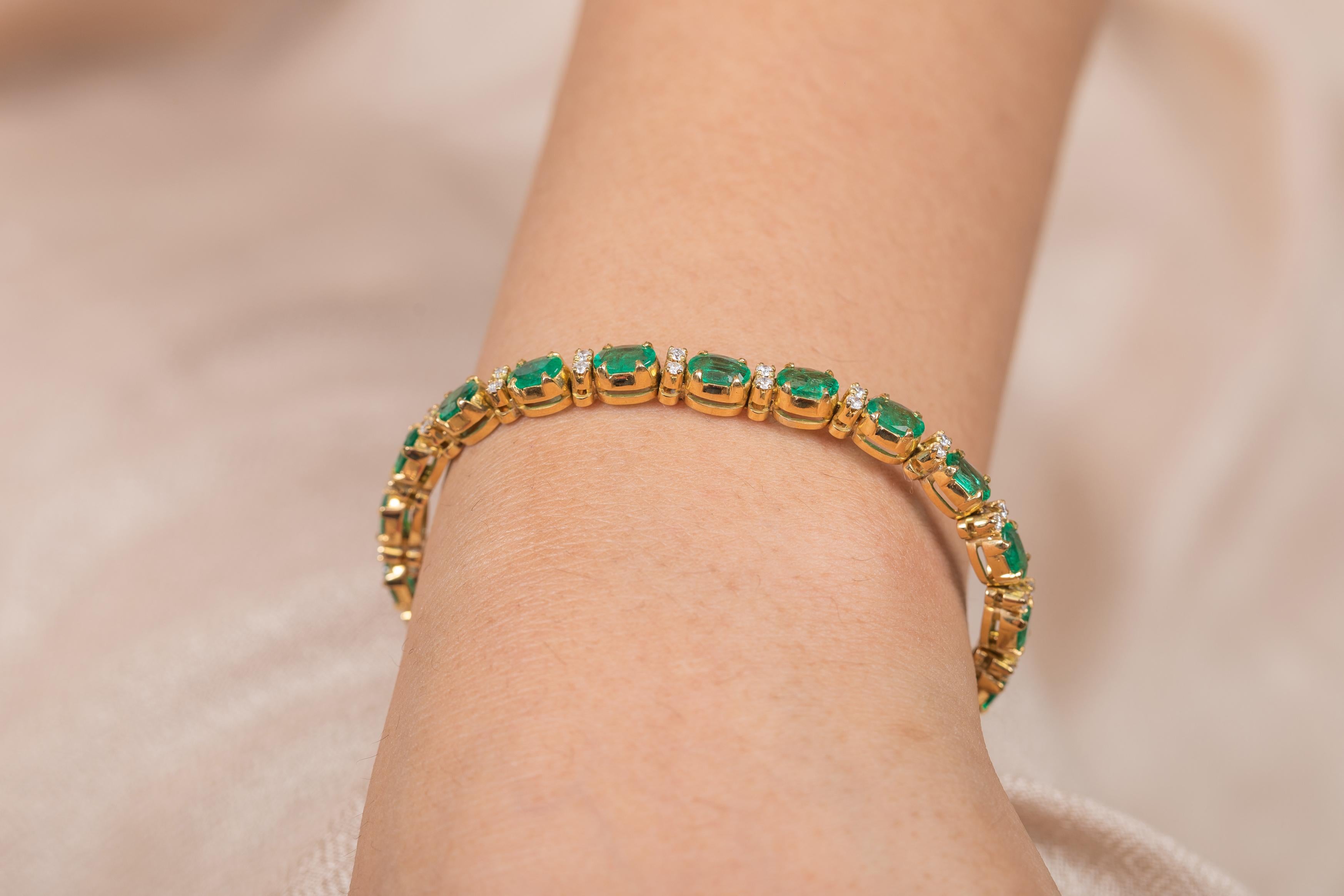 Bracelet tennis ligne de pierres précieuses émeraudes de 8,1 carats en or jaune 18 carats avec diamants  en vente 6