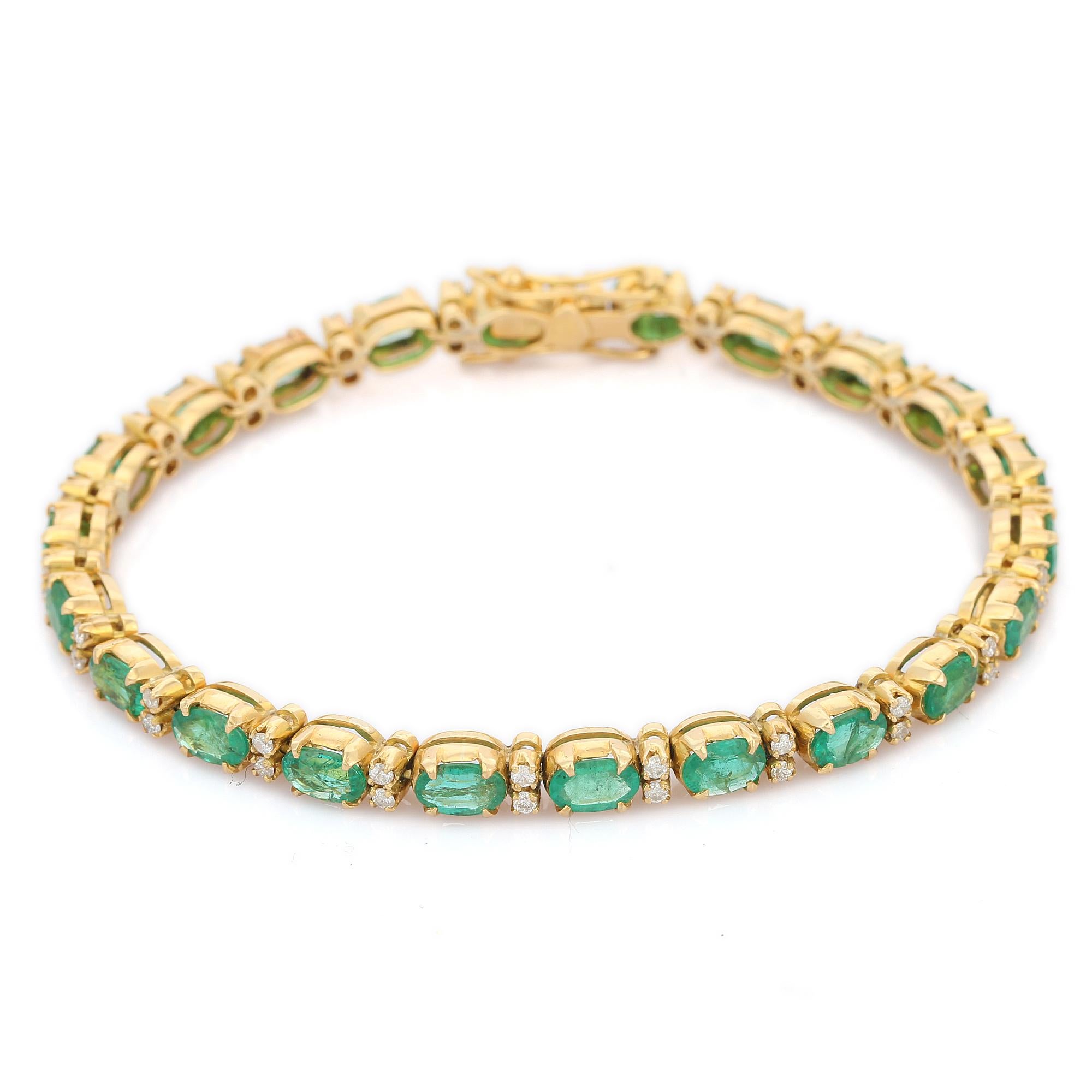Moderne Bracelet tennis ligne de pierres précieuses émeraudes de 8,1 carats en or jaune 18 carats avec diamants  en vente
