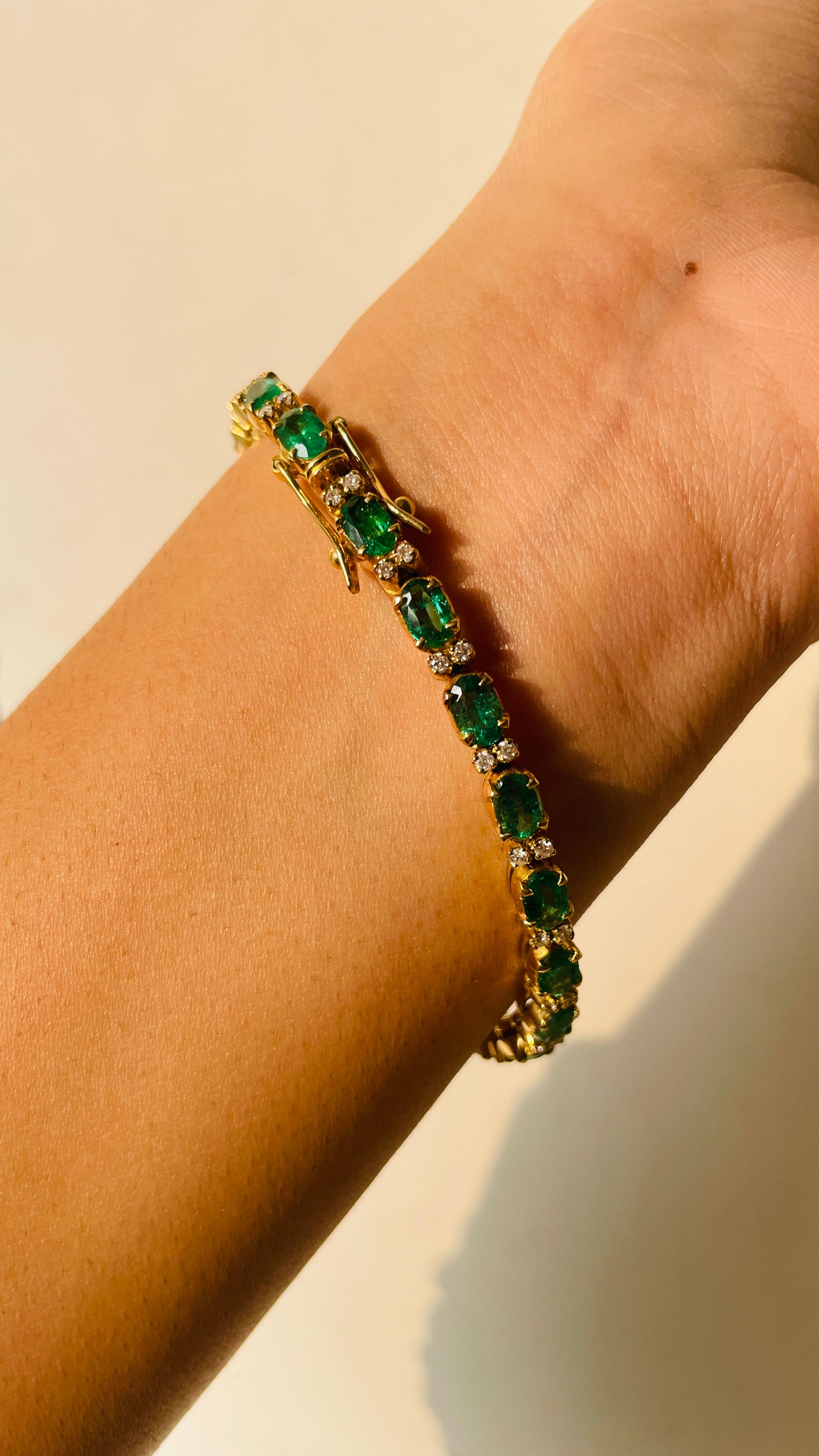 8.1 Carat Emerald Gem Line Tennis Bracelet in 18K Yellow Gold With Diamonds  In New Condition For Sale In Houston, TX
