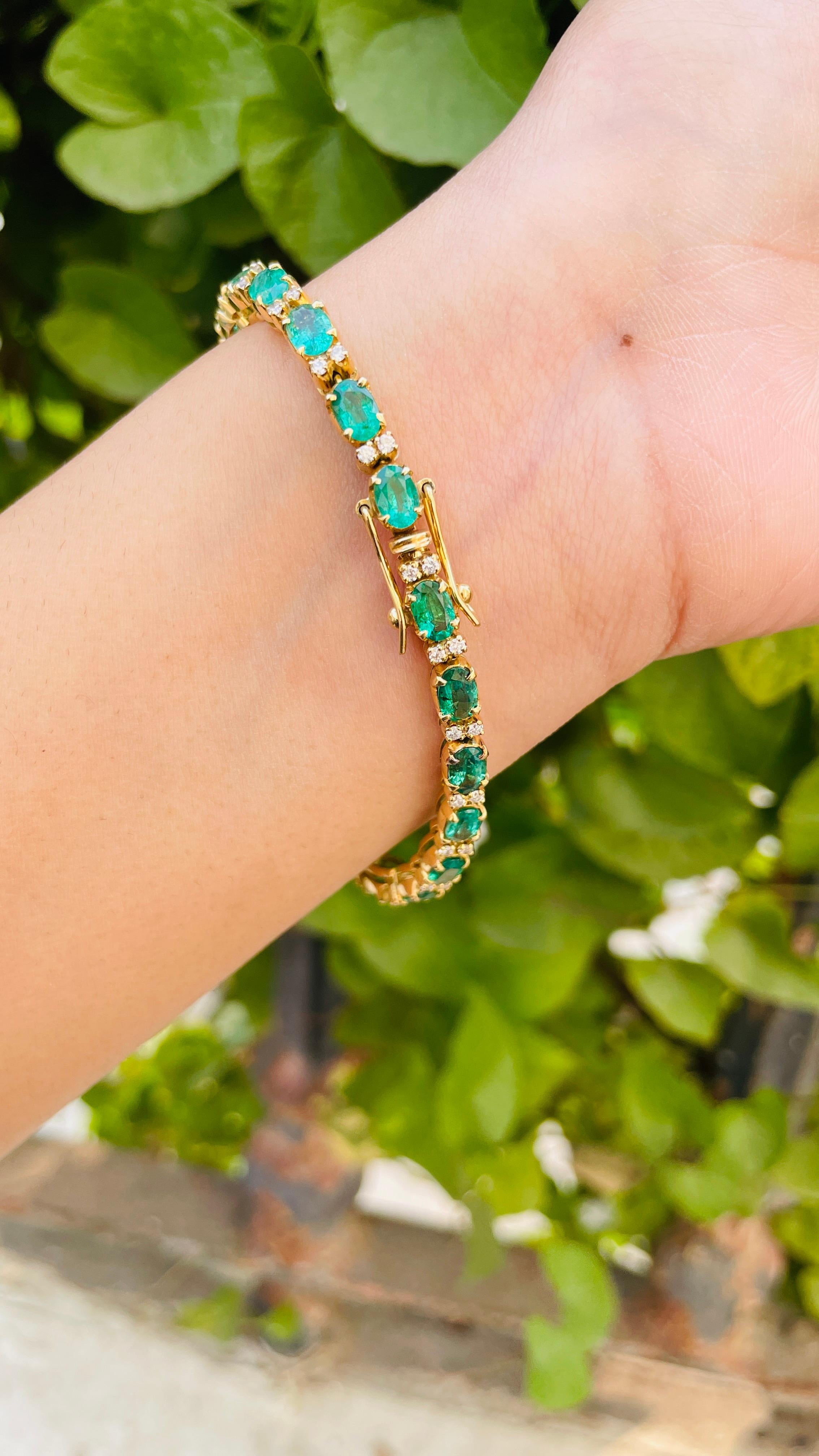 8.1 Carat Emerald Gem Line Tennis Bracelet in 18K Yellow Gold With Diamonds For Sale 2