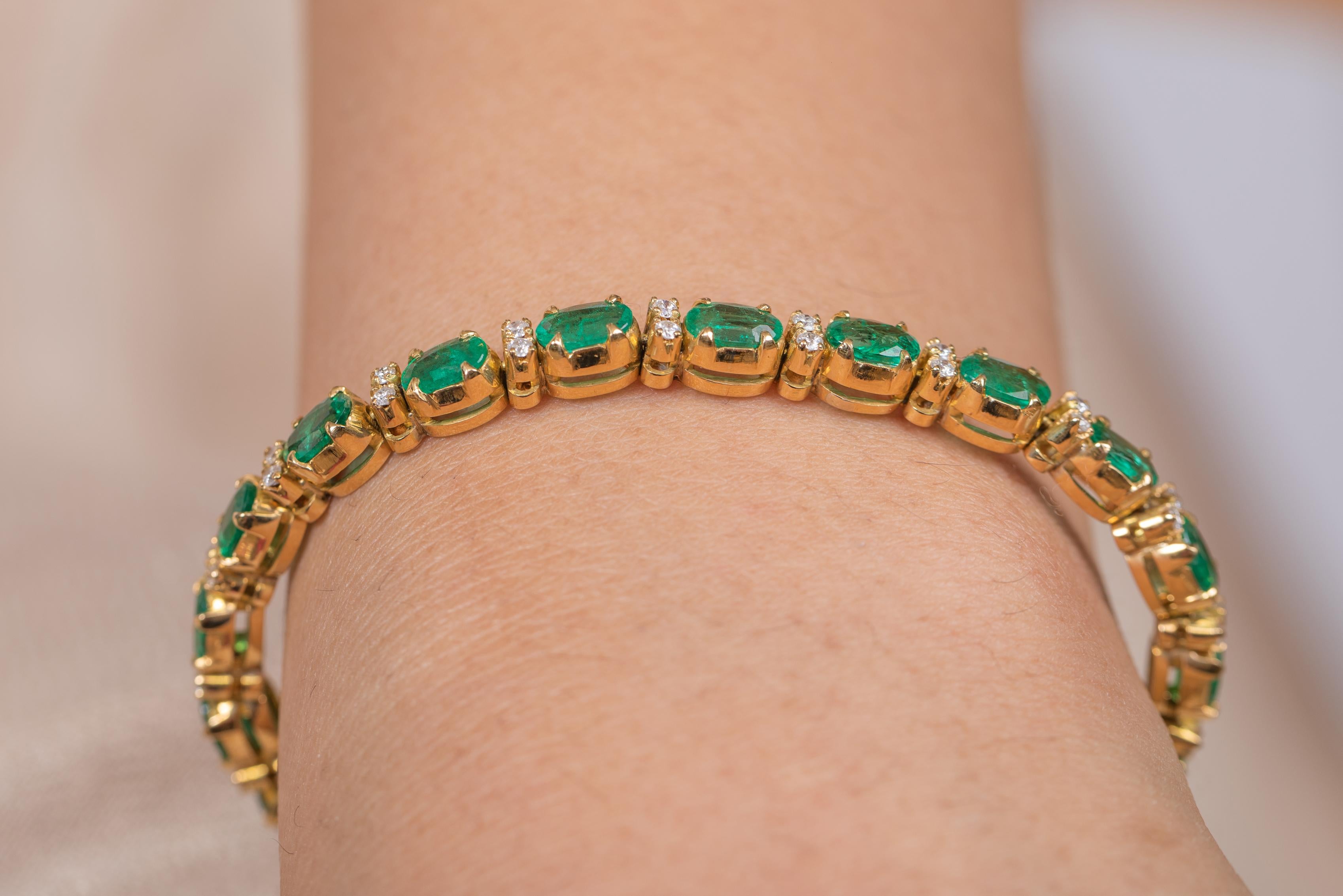 Bracelet tennis ligne de pierres précieuses émeraudes de 8,1 carats en or jaune 18 carats avec diamants  Pour femmes en vente