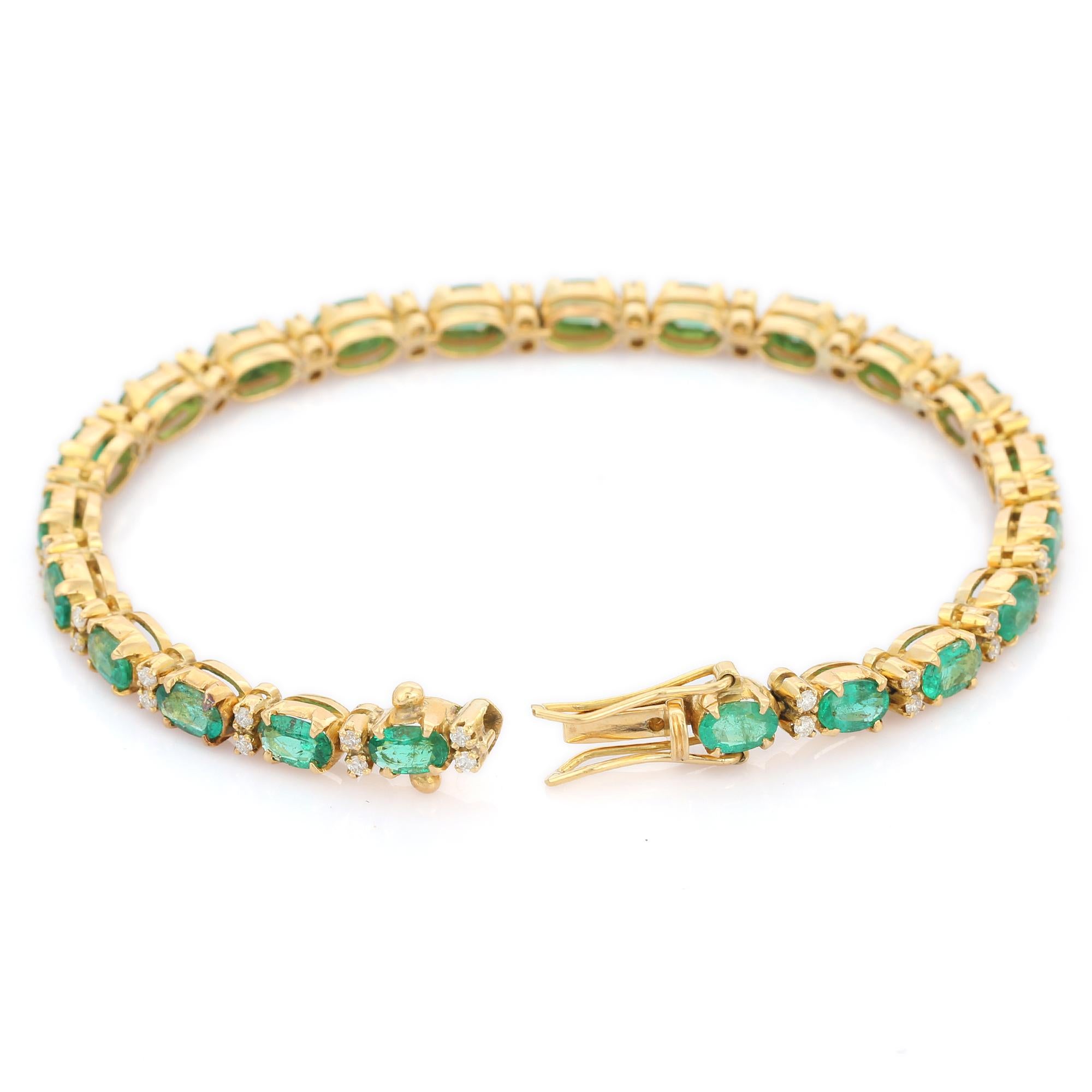 Bracelet tennis ligne de pierres précieuses émeraudes de 8,1 carats en or jaune 18 carats avec diamants  en vente 4