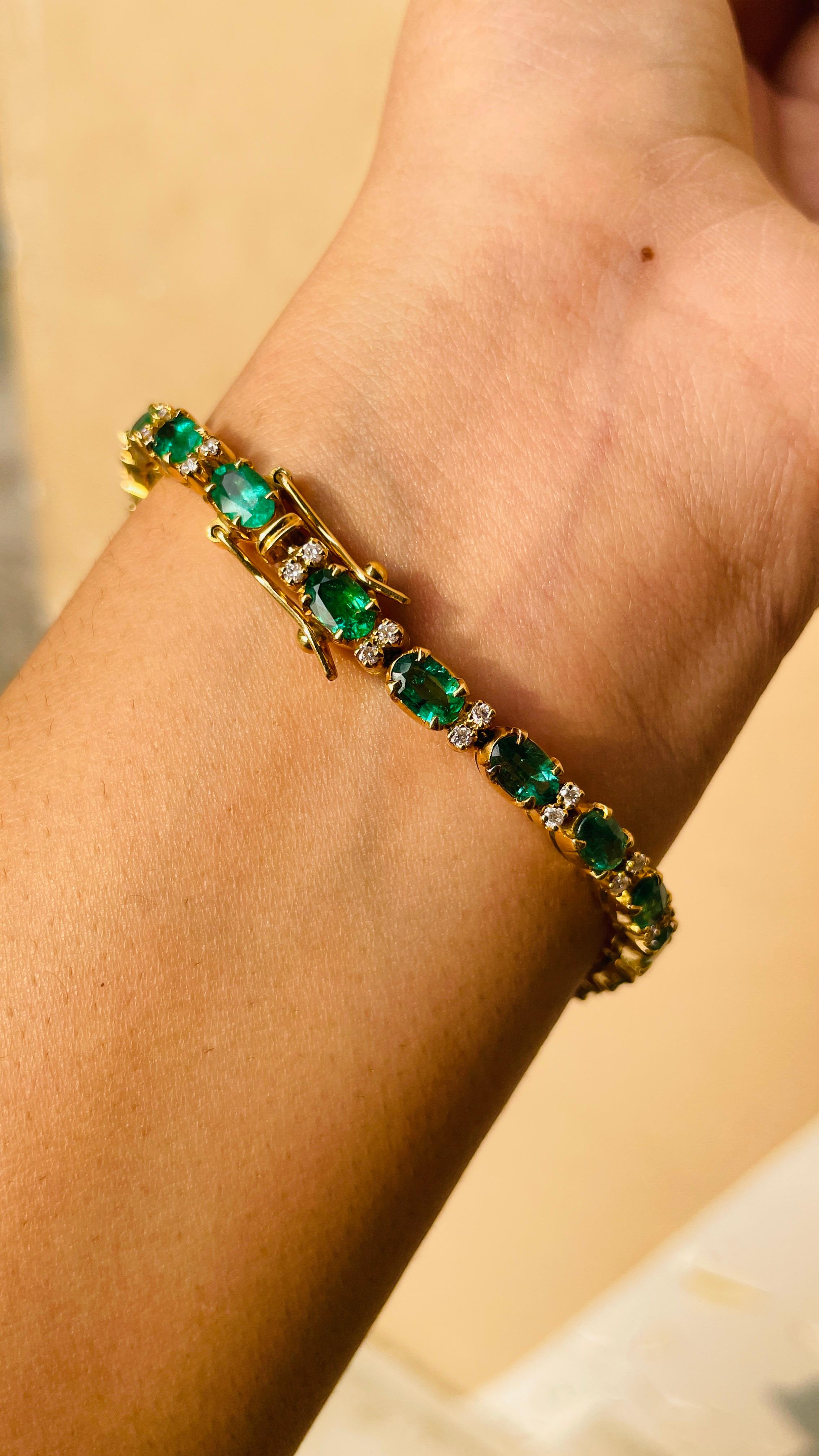 8.1 Carat Emerald Gem Line Tennis Bracelet in 18K Yellow Gold With Diamonds  For Sale 5