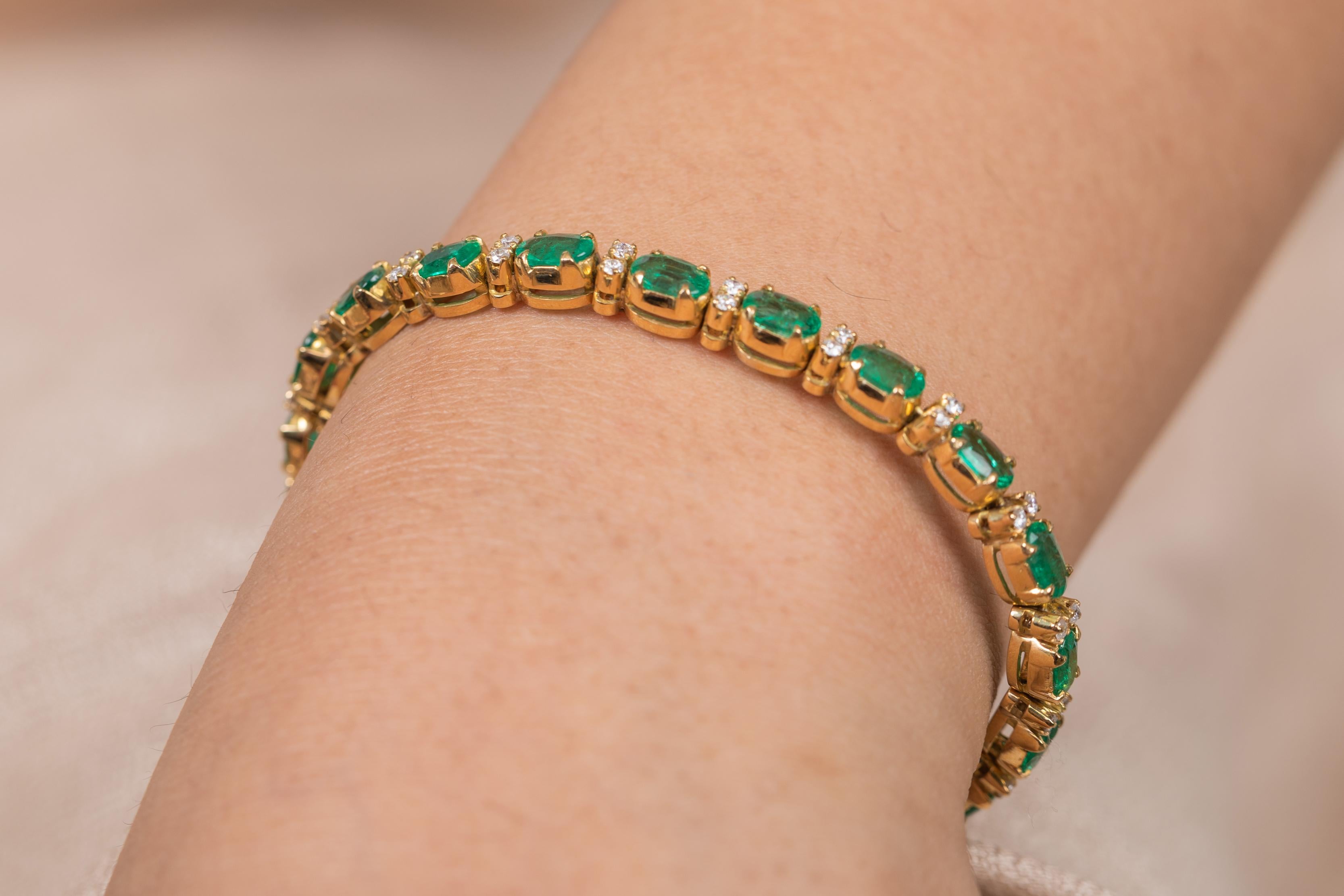 Bracelet tennis ligne de pierres précieuses émeraudes de 8,1 carats en or jaune 18 carats avec diamants  en vente 3