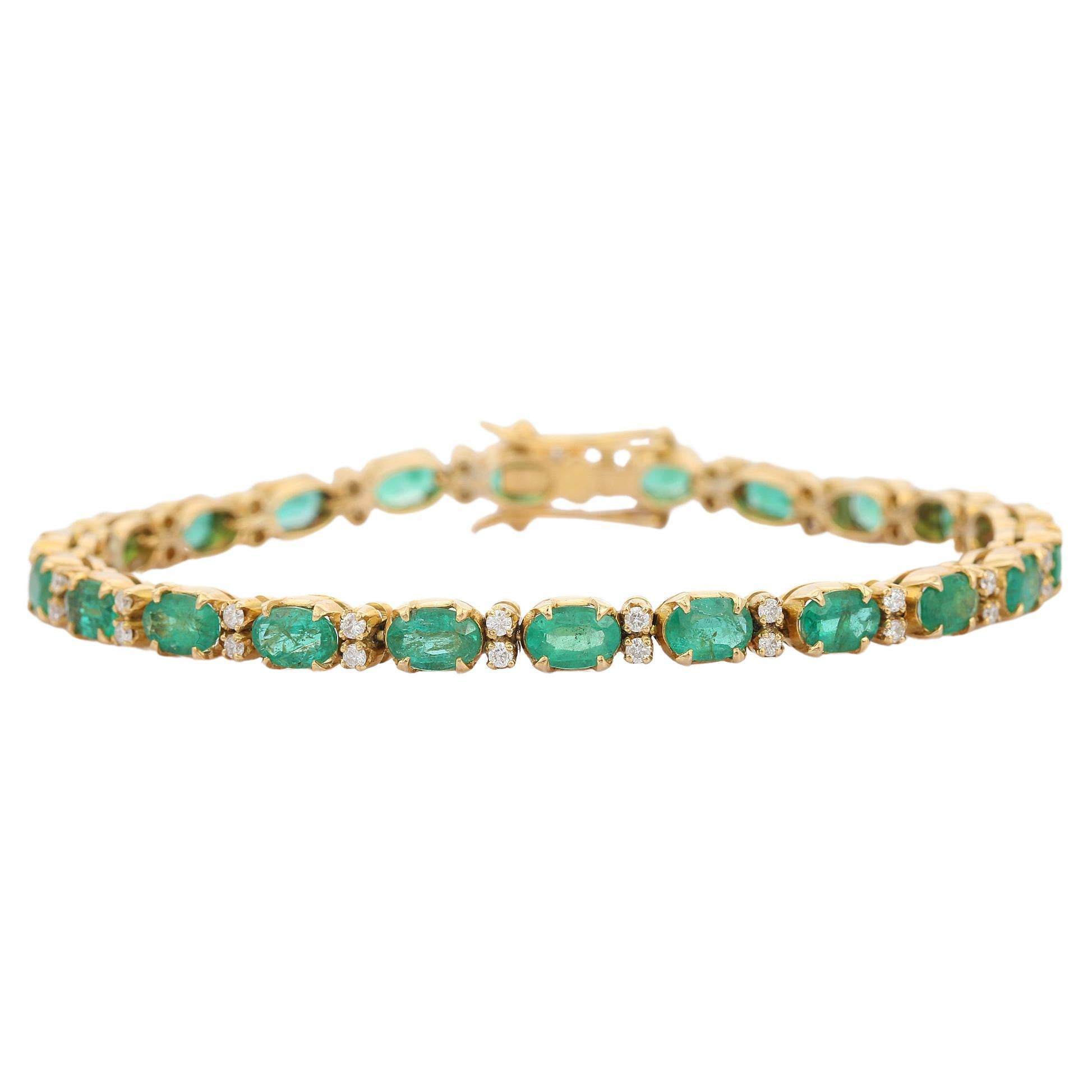 Bracelet tennis ligne de pierres précieuses émeraudes de 8,1 carats en or jaune 18 carats avec diamants  en vente