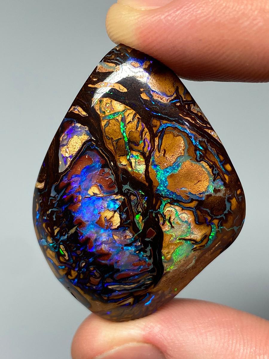 Precious boulder koroit Opal a freeform shape 

Opal origin - Australia

Opal measurements - 0.31 х 1.26 х 1.77 in / 8 х 32 х 45 mm

stone weight - 81.60 carats