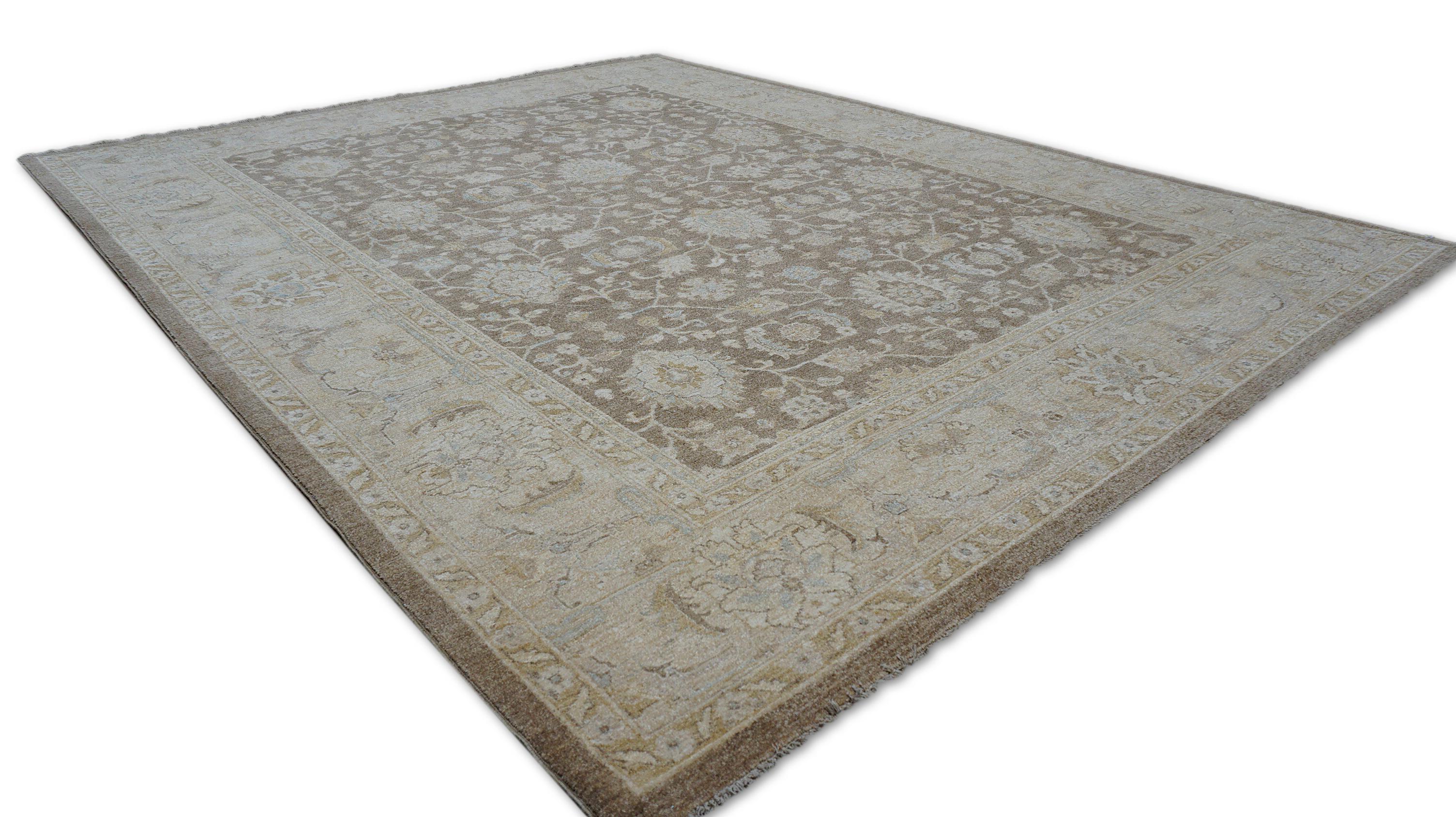 Esta alfombra de lana estilo Oushak de 8′10″ × 11′6″ anudada a mano muestra la elegancia atemporal del diseño clásico de Anatolia. El campo presenta un estampado de palmetas estilizadas, rosetas y motivos de enredaderas en flor, suavemente