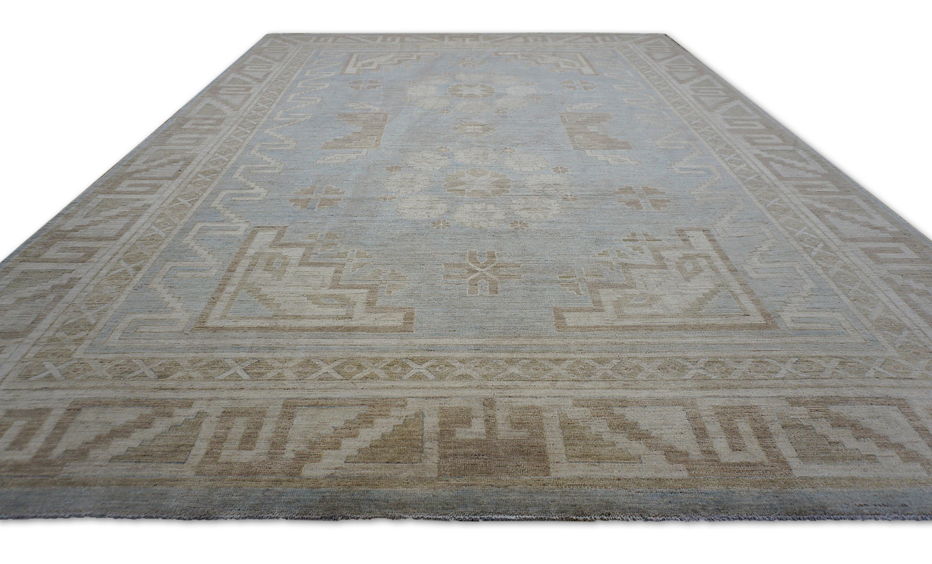 8′10″ × 12′6″ Oushak de suave diseño tribal en azul pálido y arena Anudado a mano en venta
