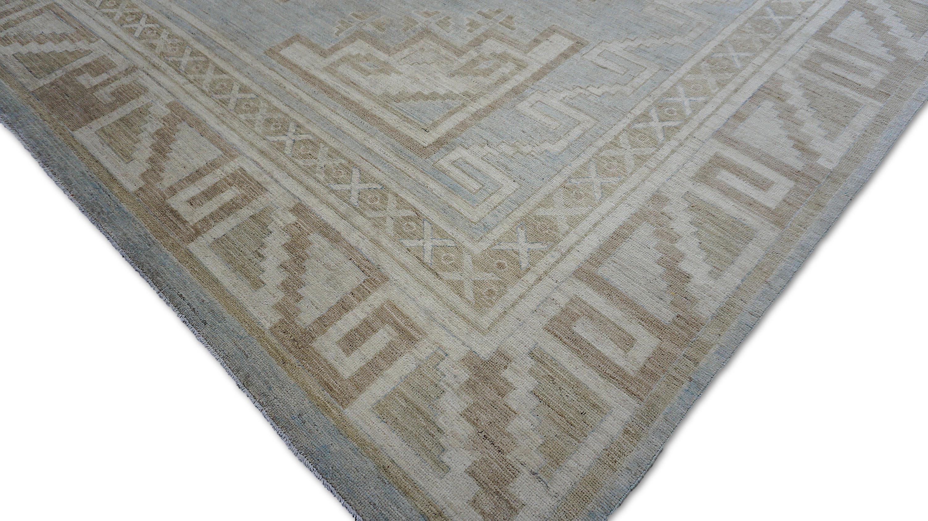 8′10″ × 12′6″ Oushak de suave diseño tribal en azul pálido y arena en Nuevo estado para la venta en Torrance, CA