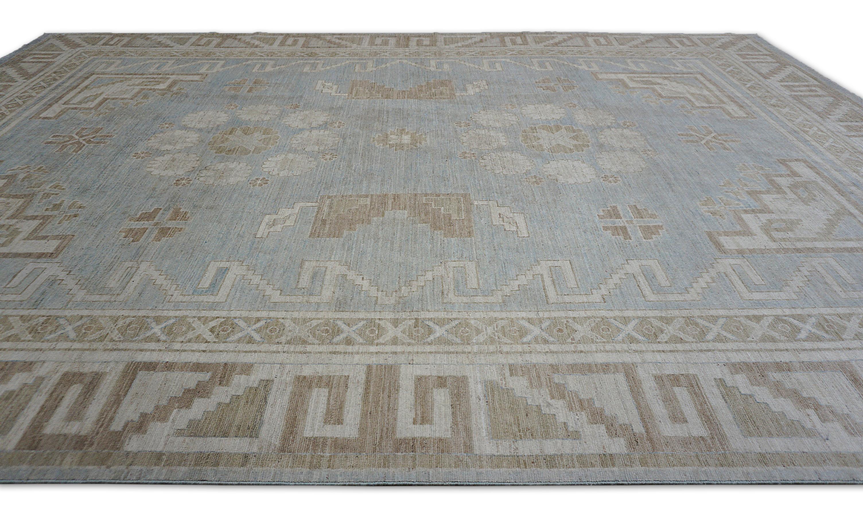 8′10″ × 12′6″ Oushak de suave diseño tribal en azul pálido y arena Siglo XXI y contemporáneo en venta