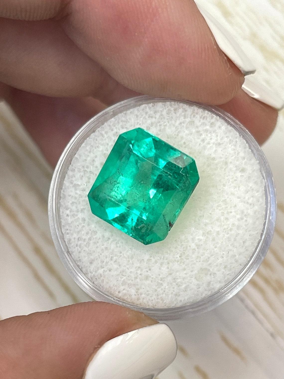 Moderne Émeraude colombienne verte vibrante de 8,10 carats 12,5x11,7, taille Asscher May Birthston en vente