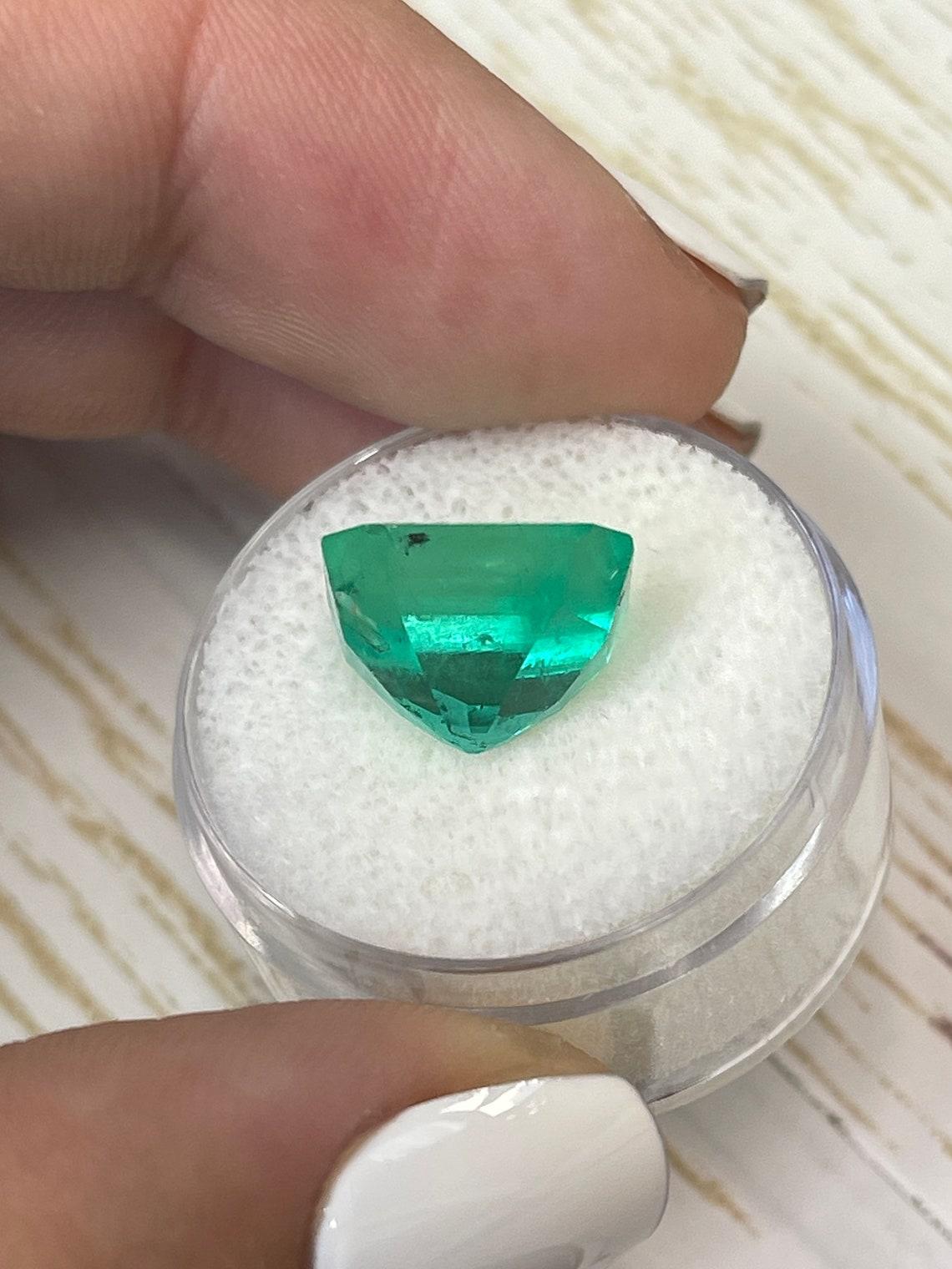 Émeraude colombienne verte vibrante de 8,10 carats 12,5x11,7, taille Asscher May Birthston en vente 1