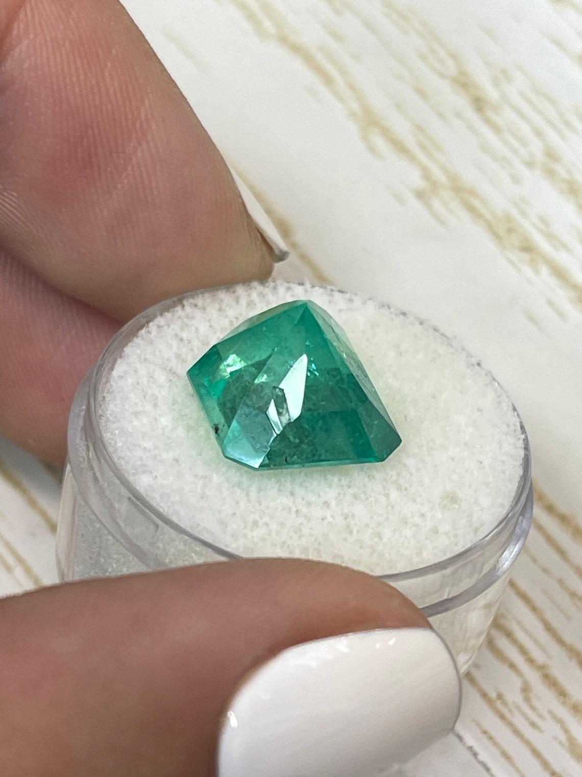 Émeraude colombienne verte vibrante de 8,10 carats 12,5x11,7, taille Asscher May Birthston en vente 2