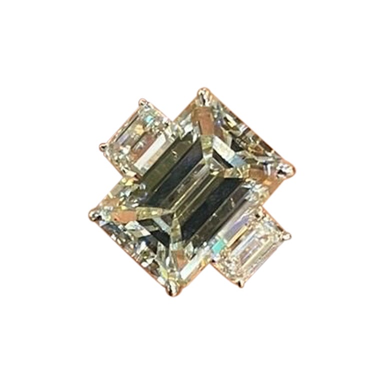 8.10 Carat Emerald Cut Diamond Three Stone Engagement Ring (bague de fiançailles à trois pierres) en vente