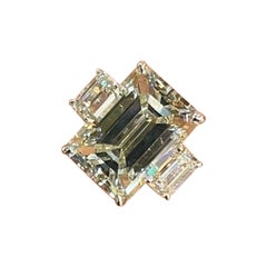 Anello di fidanzamento a tre pietre con diamante taglio smeraldo da 8,10 carati