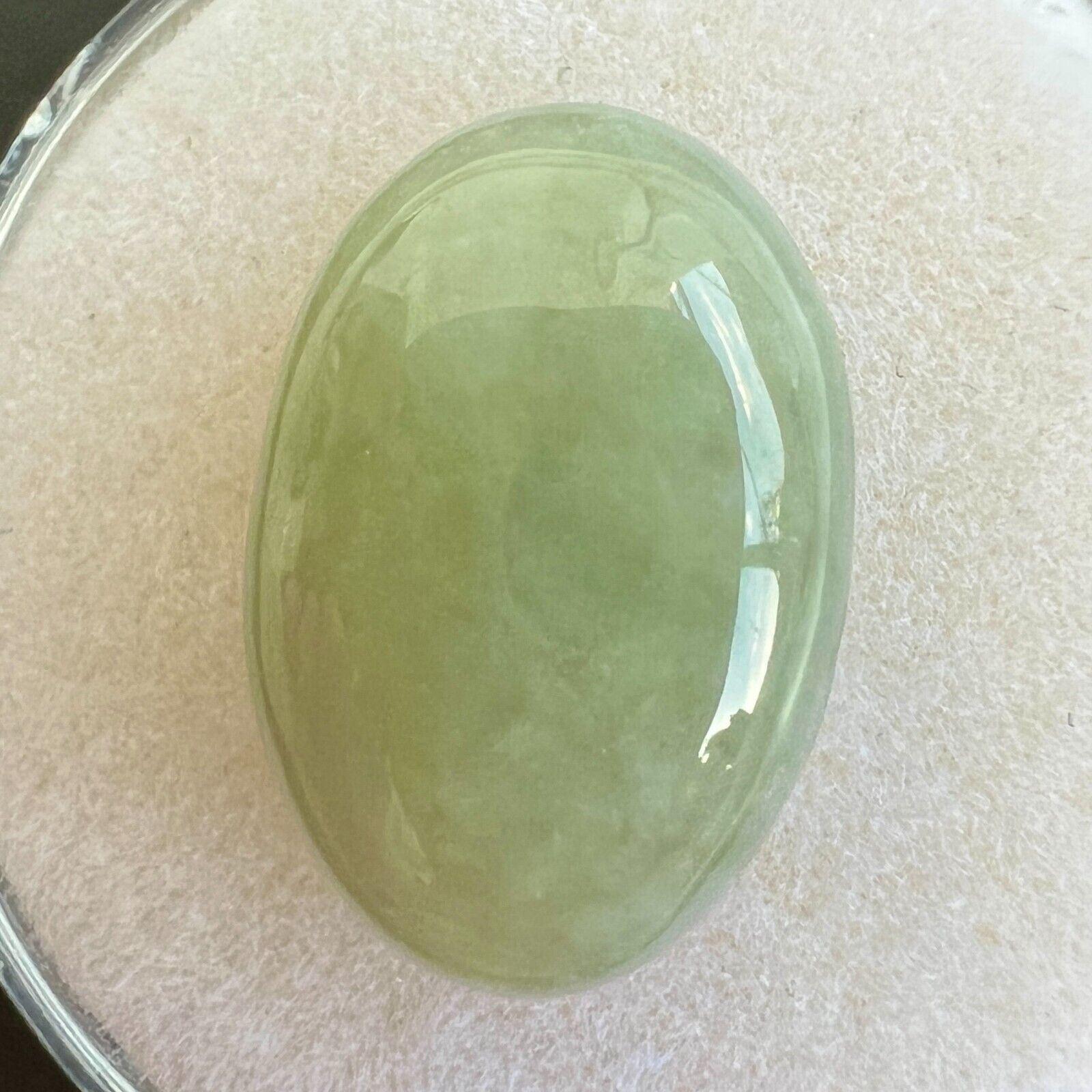 Taille ovale Cabochon ovale en jadéite verte grise de 8,10 carats, certifié par le GIA, de qualité 'A'. en vente