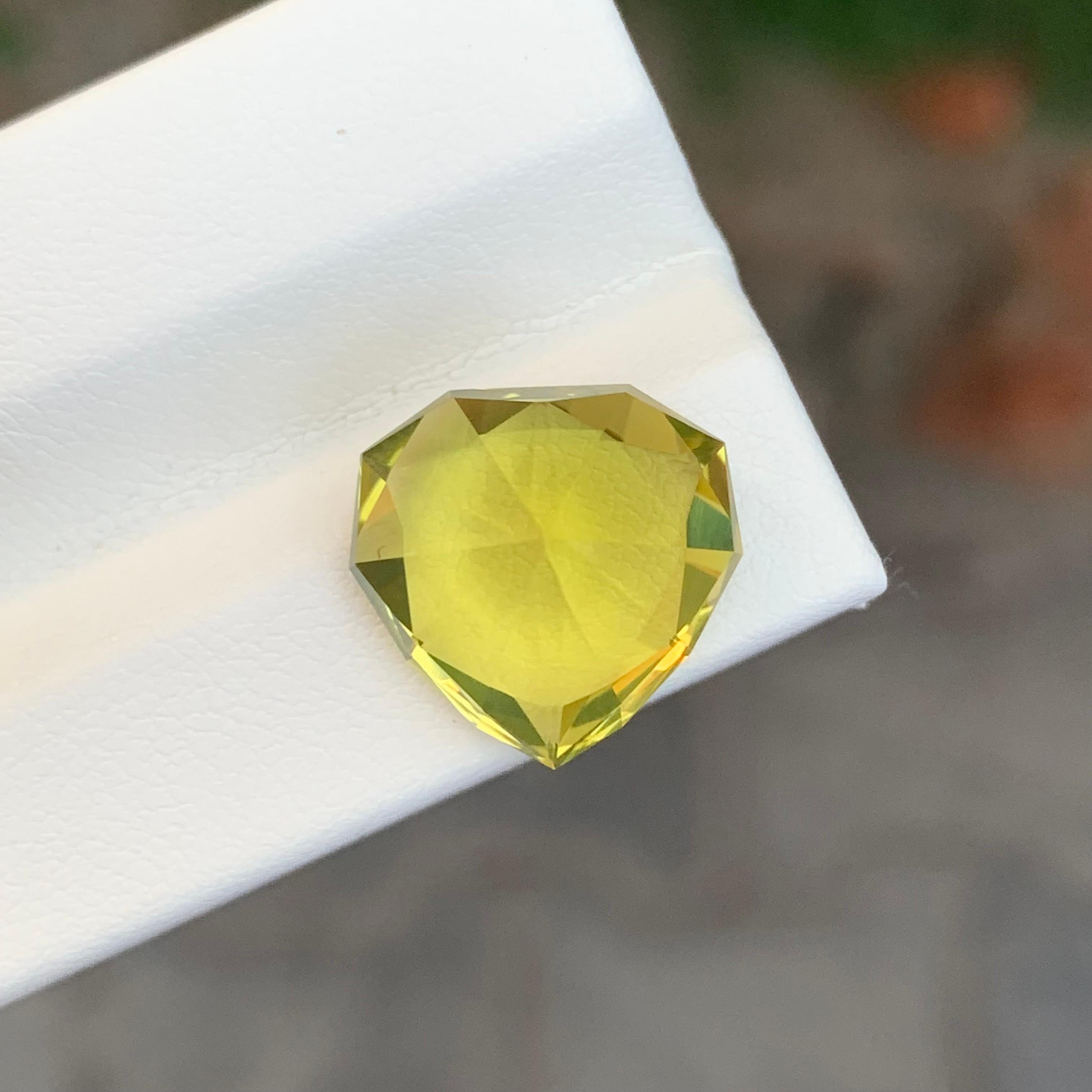 8.10 Carat Natural Loose Lemon Quartz Heart Shape Gem en vente 4
