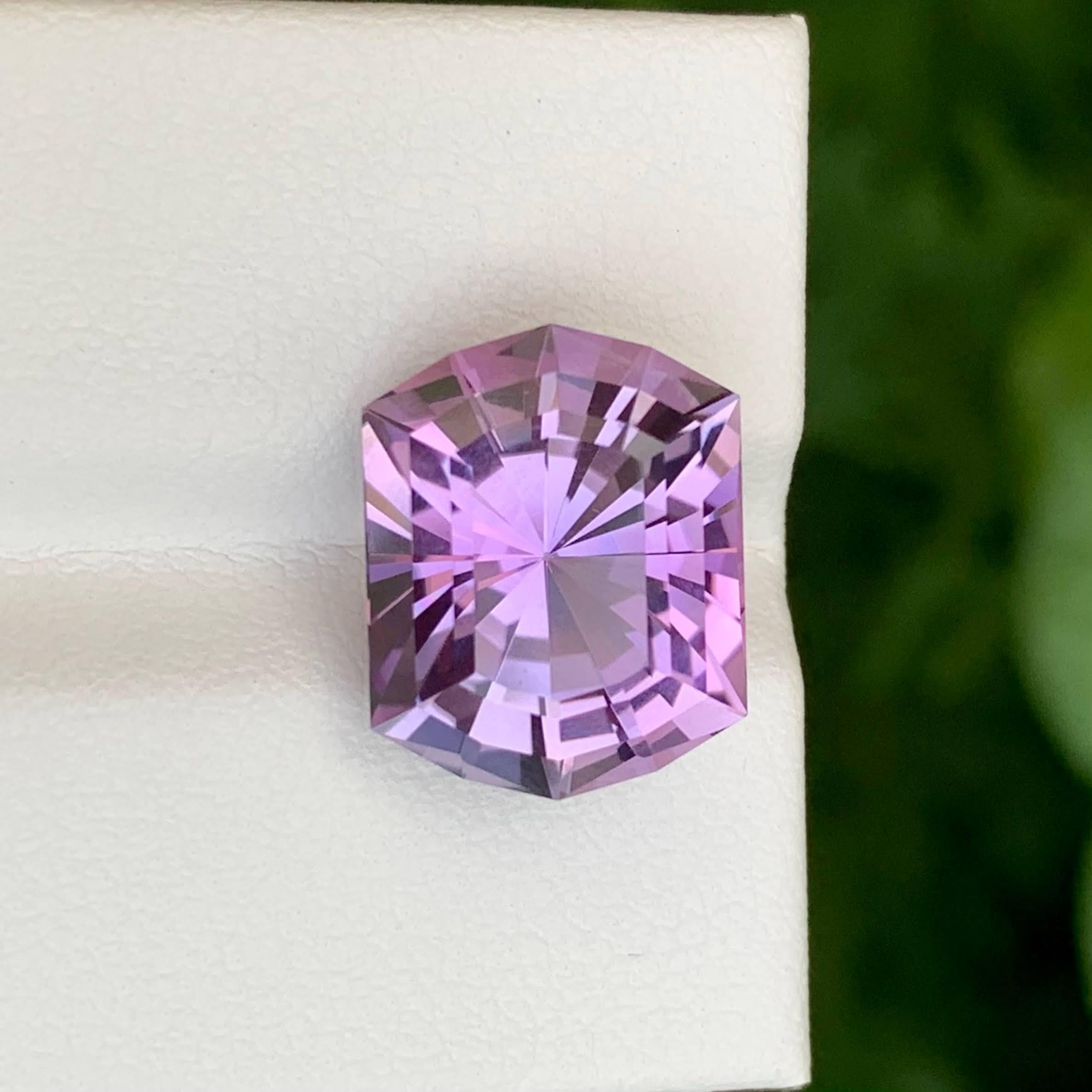 Gewicht 8,10 Karat 
Abmessungen 14,5x12,7x9mm
Behandlung Keine
Herkunft Brasilien 
Klarheit Loup Clean 
Form Schnitt Kissen 




Der lilafarbene Amethyst mit 8,10 Karat ist ein atemberaubender Edelstein, der mit einem Präzisionsschliff versehen
