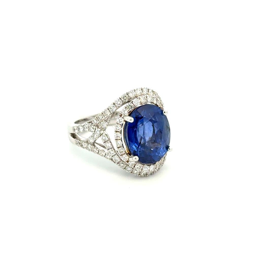 Tout simplement magnifique ! Bague de cocktail Vintage Estate en or finement détaillée avec saphir ovale GIA et diamant RBC. Au centre, un saphir ovale solidement serti à la main, pesant environ 8.45 carats. La riche teinte bleue du saphir évoque un