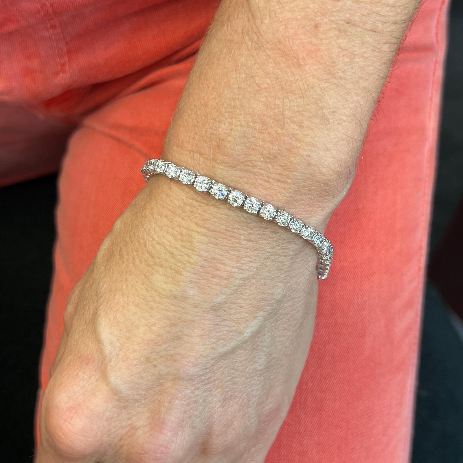 Bracelet tennis moderne à diamants en or blanc 14 carats. Le bracelet comporte 41 diamants ronds de taille brillant pesant 8.10 CTW, de couleur G-H et de pureté SI1. Le bracelet mesure 7 pouces de long et 4.0mm de large. Chaque diamant pèse environ