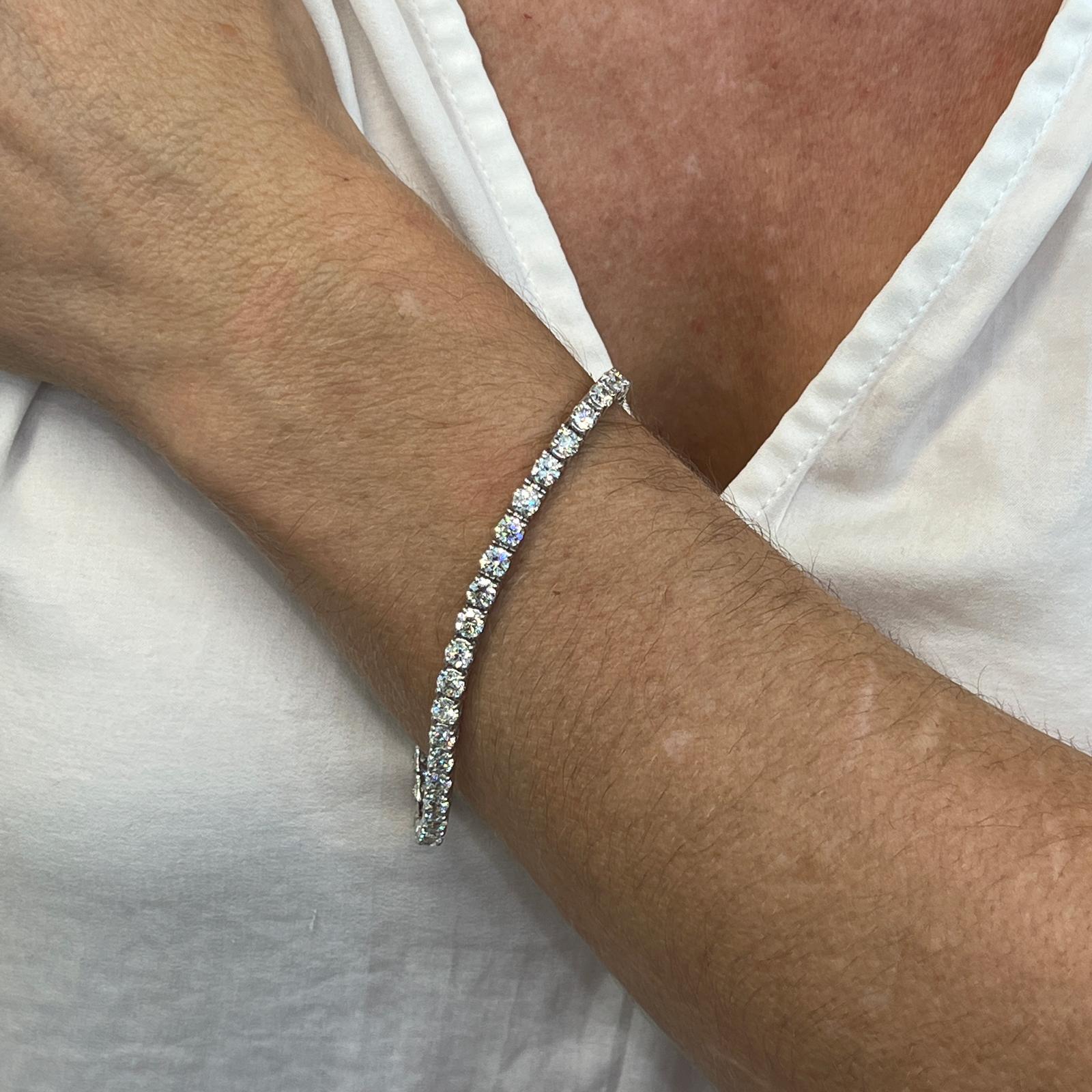 Moderne Bracelet tennis moderne en or blanc 14 carats avec diamants ronds brillants de 8,10 carats en vente