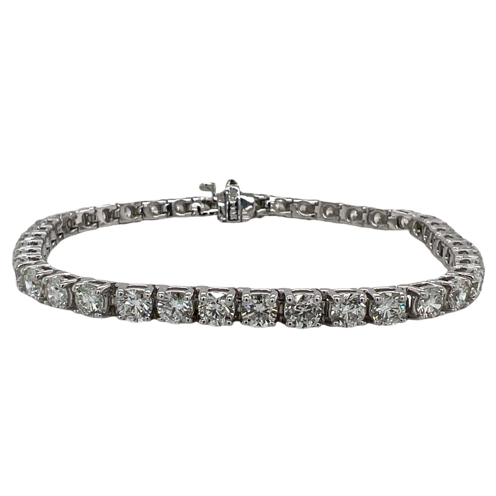 Taille ronde Bracelet tennis moderne en or blanc 14 carats avec diamants ronds brillants de 8,10 carats en vente