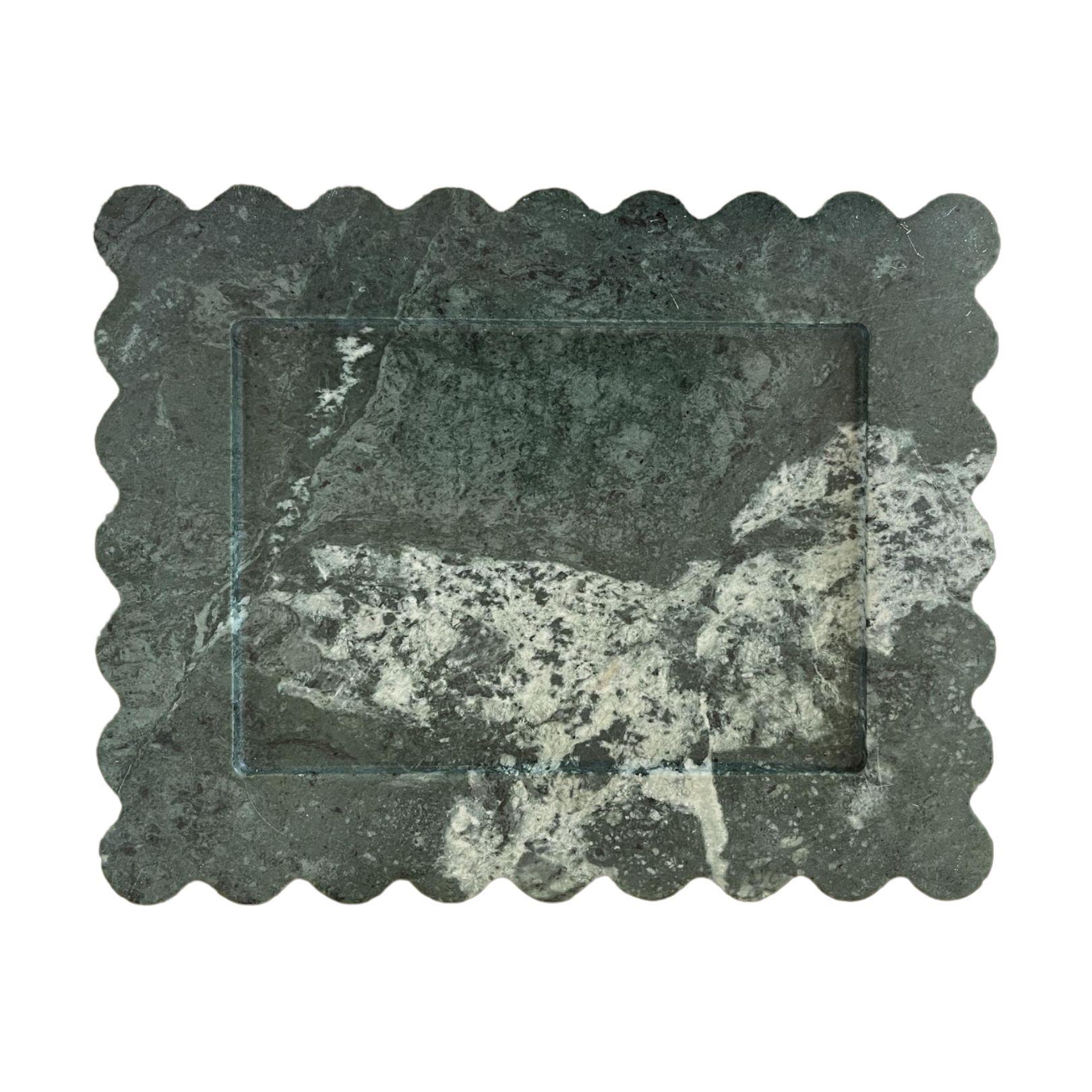 810 Tablett: Chunky Scalloped Edge Großes Tablett aus Smaragdmarmor von Anastasio Home (Indisch) im Angebot