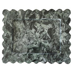 810 Tablett: Chunky Scalloped Edge Großes Tablett aus Smaragdmarmor von Anastasio Home