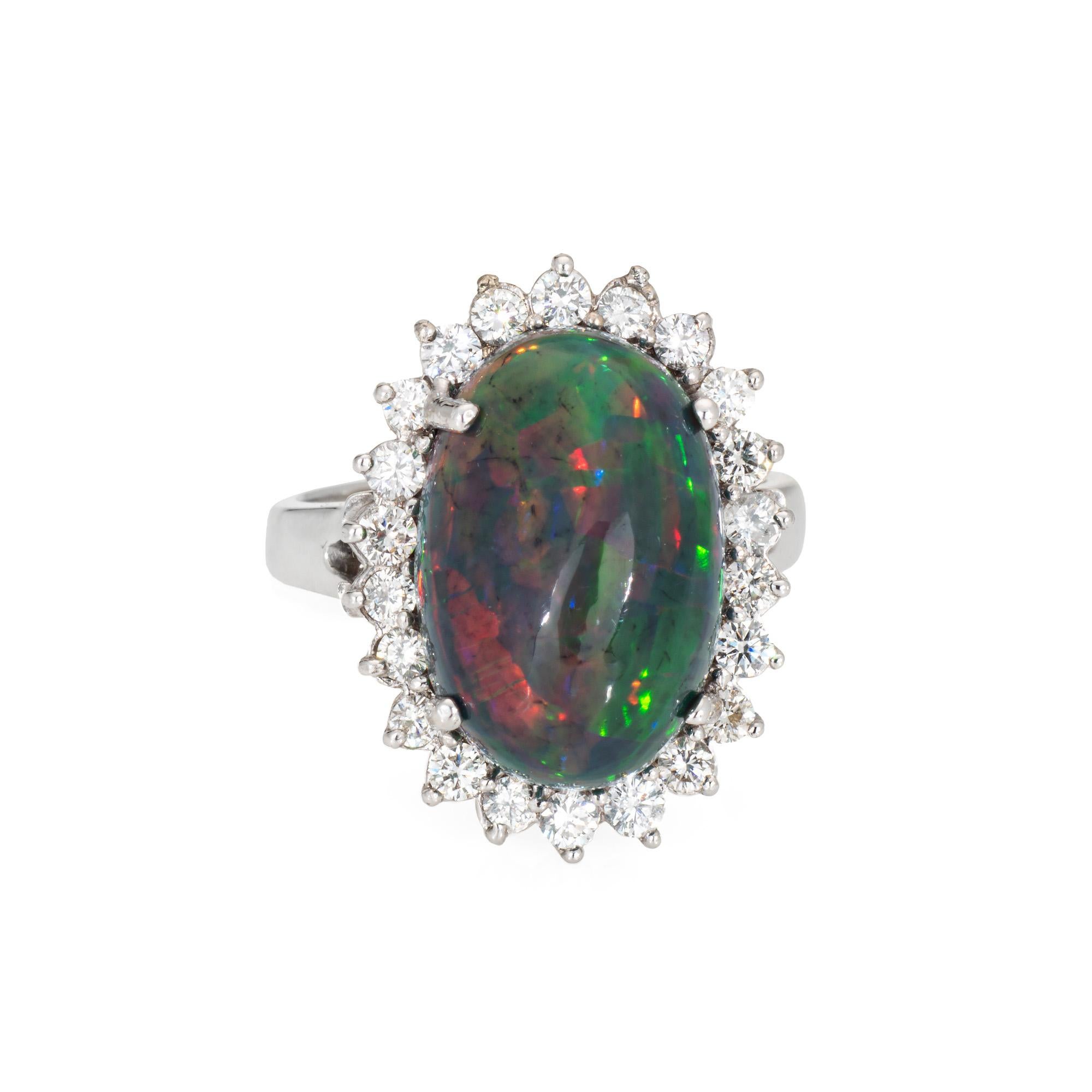 Elegante anello contemporaneo con opale nero etiope e diamante realizzato in oro bianco 14 carati.

Opale nero naturale a forma di cabochon ovale, circa 8,10 carati (17 mm x 11,4 mm x 7 mm), distinto gioco di colori rosso/arancio/giallo/verde su