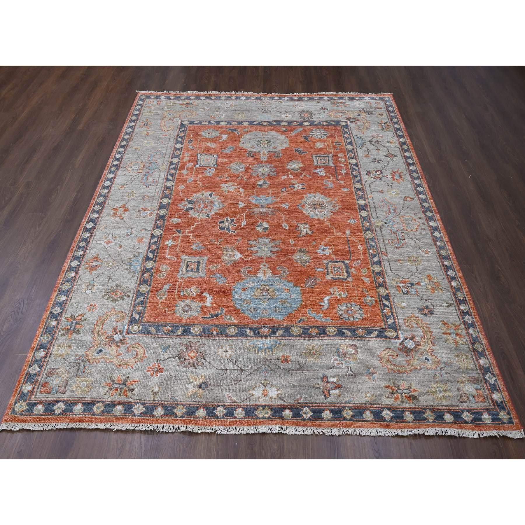Se trata de una auténtica alfombra oriental de lana extra suave, anudada a mano con diseño Oushak, de color naranja quemado, gruesa y afelpada. Ha sido anudado durante meses y meses con técnicas artesanales de tejido centenarias por expertos en
